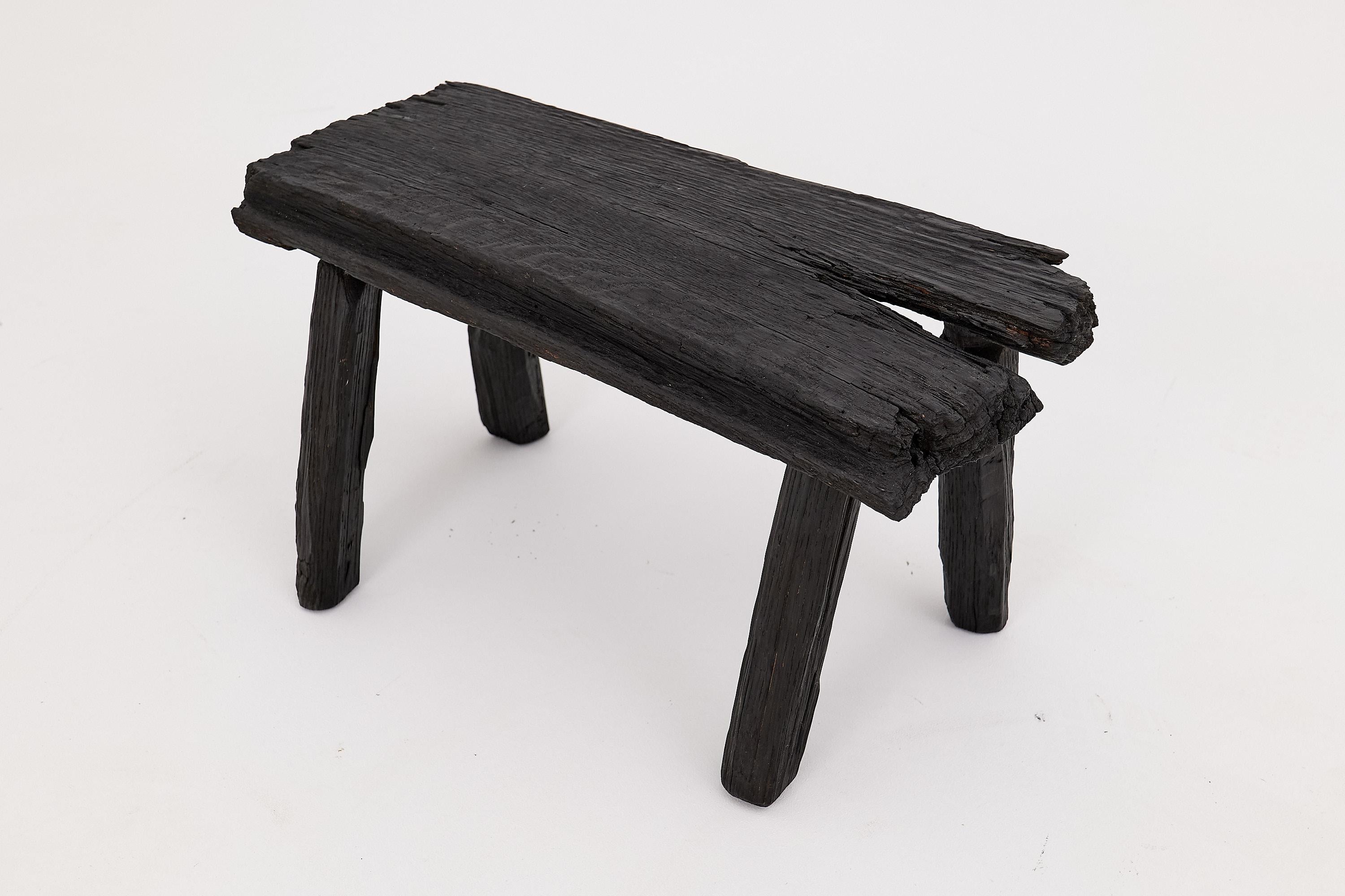 Sculpté Tabouret rustique en Wood noirci avec forme organique brute Intérieur et extérieur en vente