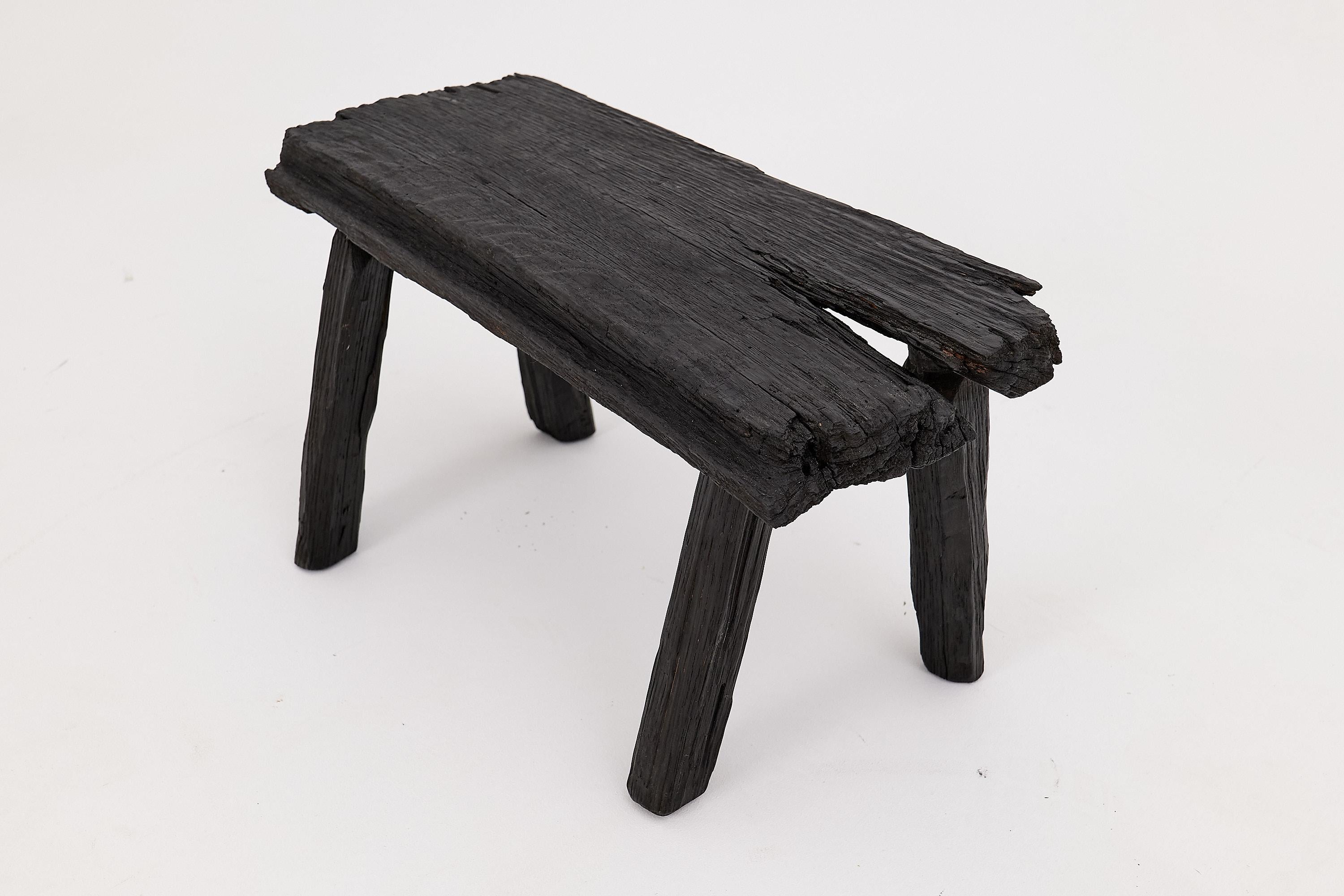 Tabouret rustique en Wood noirci avec forme organique brute Intérieur et extérieur Neuf - En vente à Stara Gradiška, HR