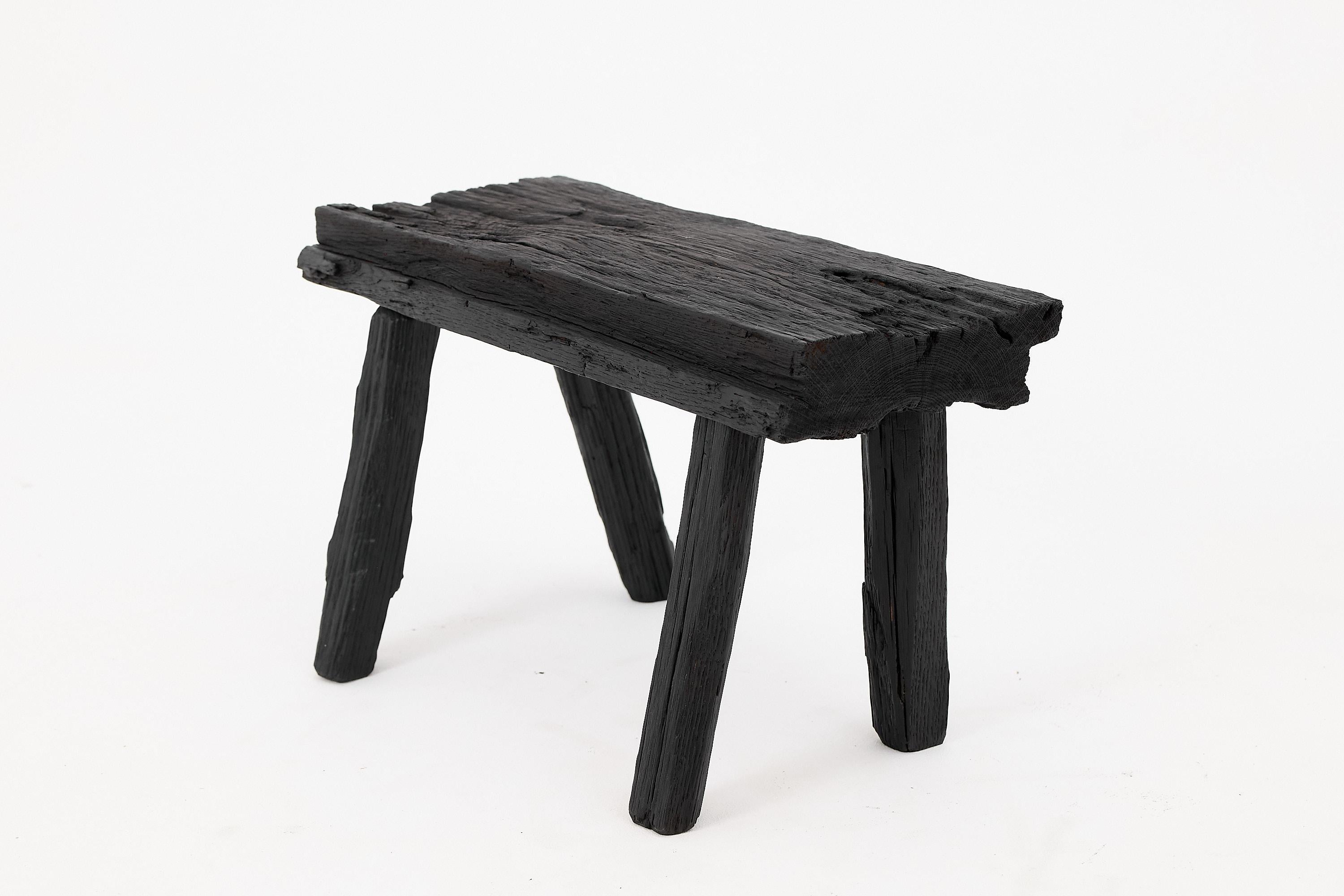 Sgabello rustico in Wood annerito con forma organica grezza per interni ed esterni In condizioni Nuovo in vendita a Stara Gradiška, HR
