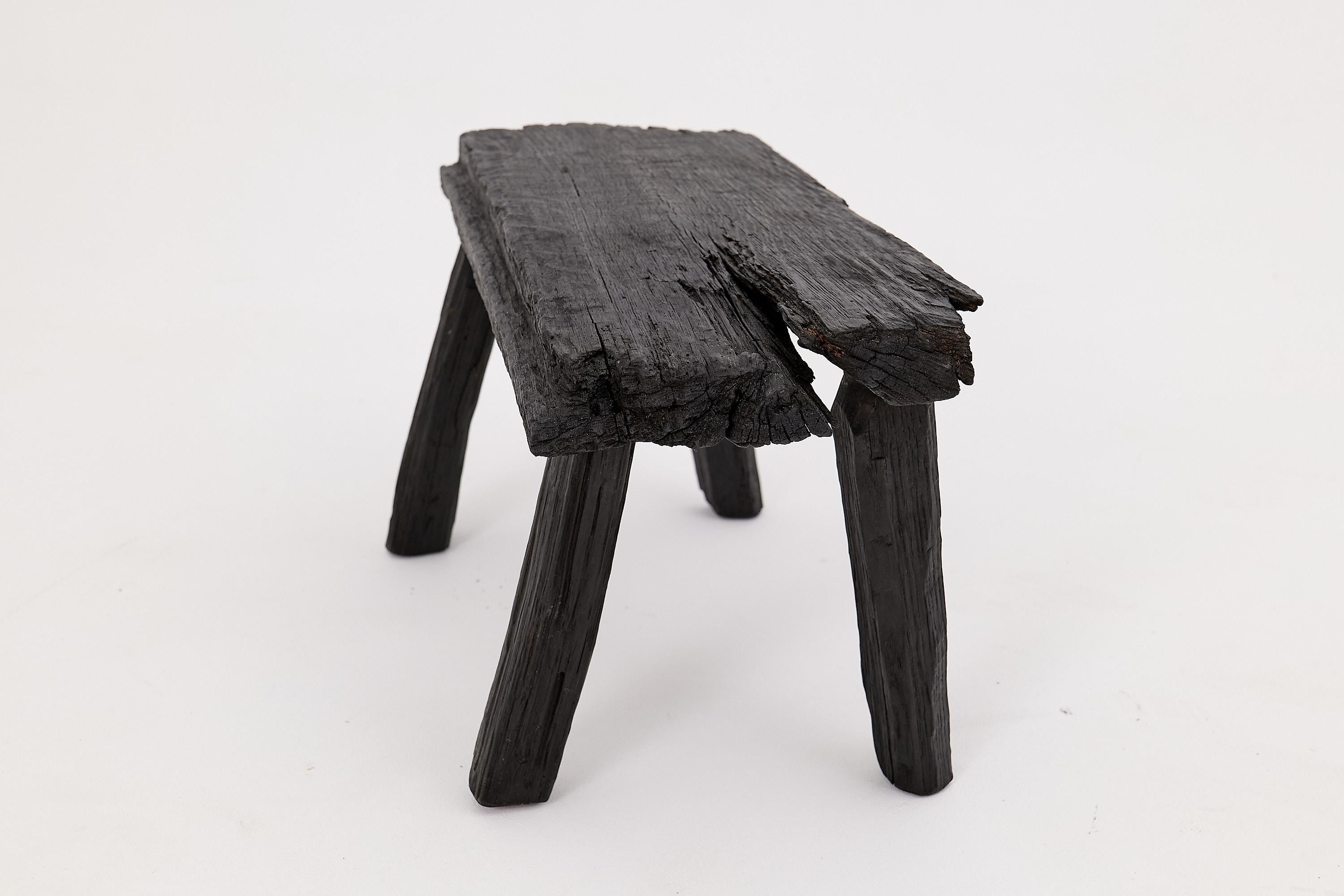 XXIe siècle et contemporain Tabouret rustique en Wood noirci avec forme organique brute Intérieur et extérieur en vente
