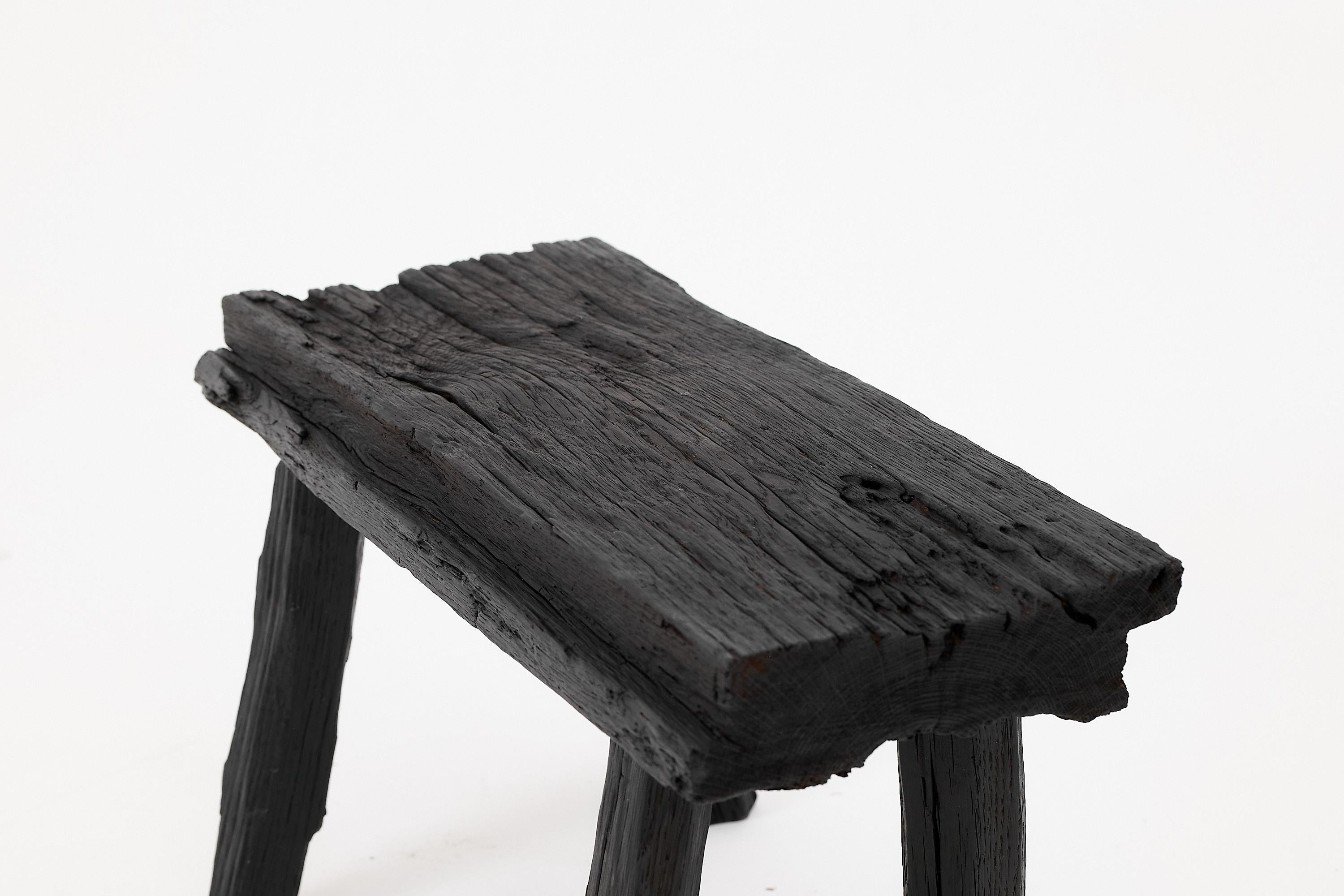XXI secolo e contemporaneo Sgabello rustico in Wood annerito con forma organica grezza per interni ed esterni in vendita