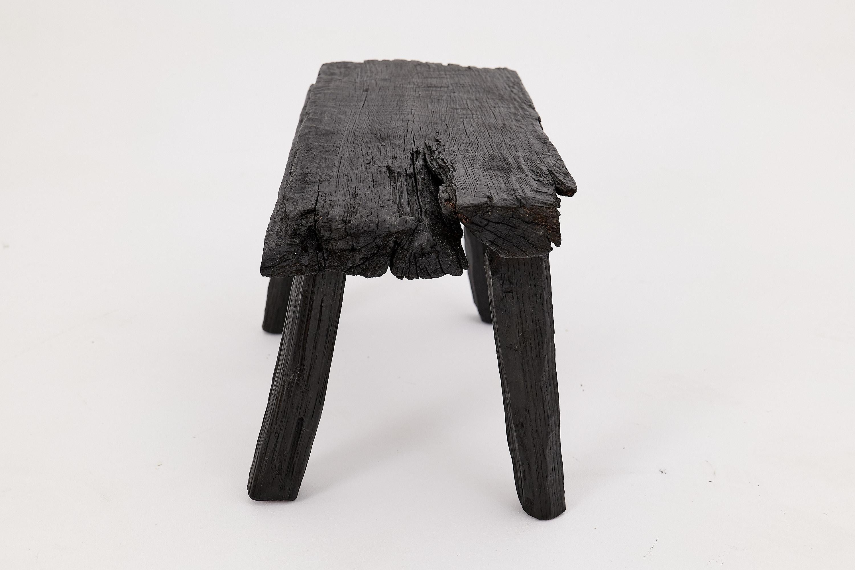 Bois Tabouret rustique en Wood noirci avec forme organique brute Intérieur et extérieur en vente