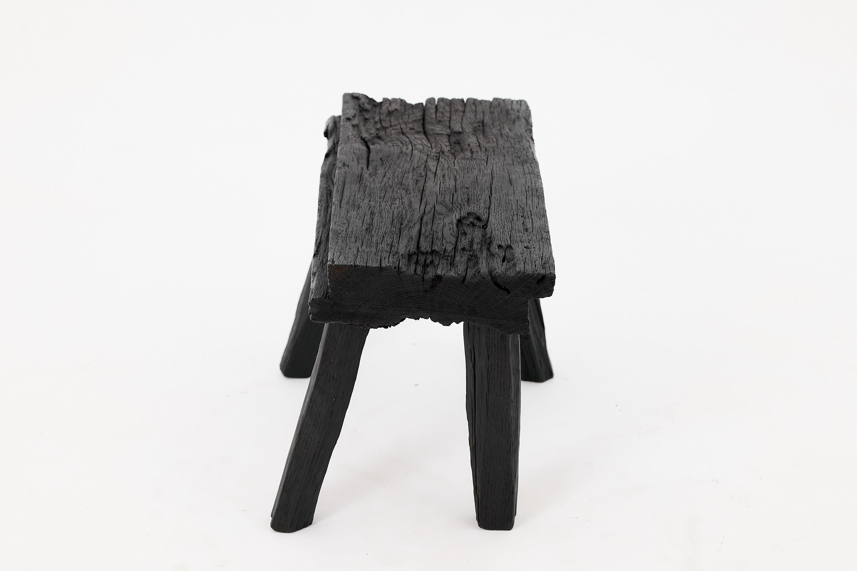 Legno Sgabello rustico in Wood annerito con forma organica grezza per interni ed esterni in vendita