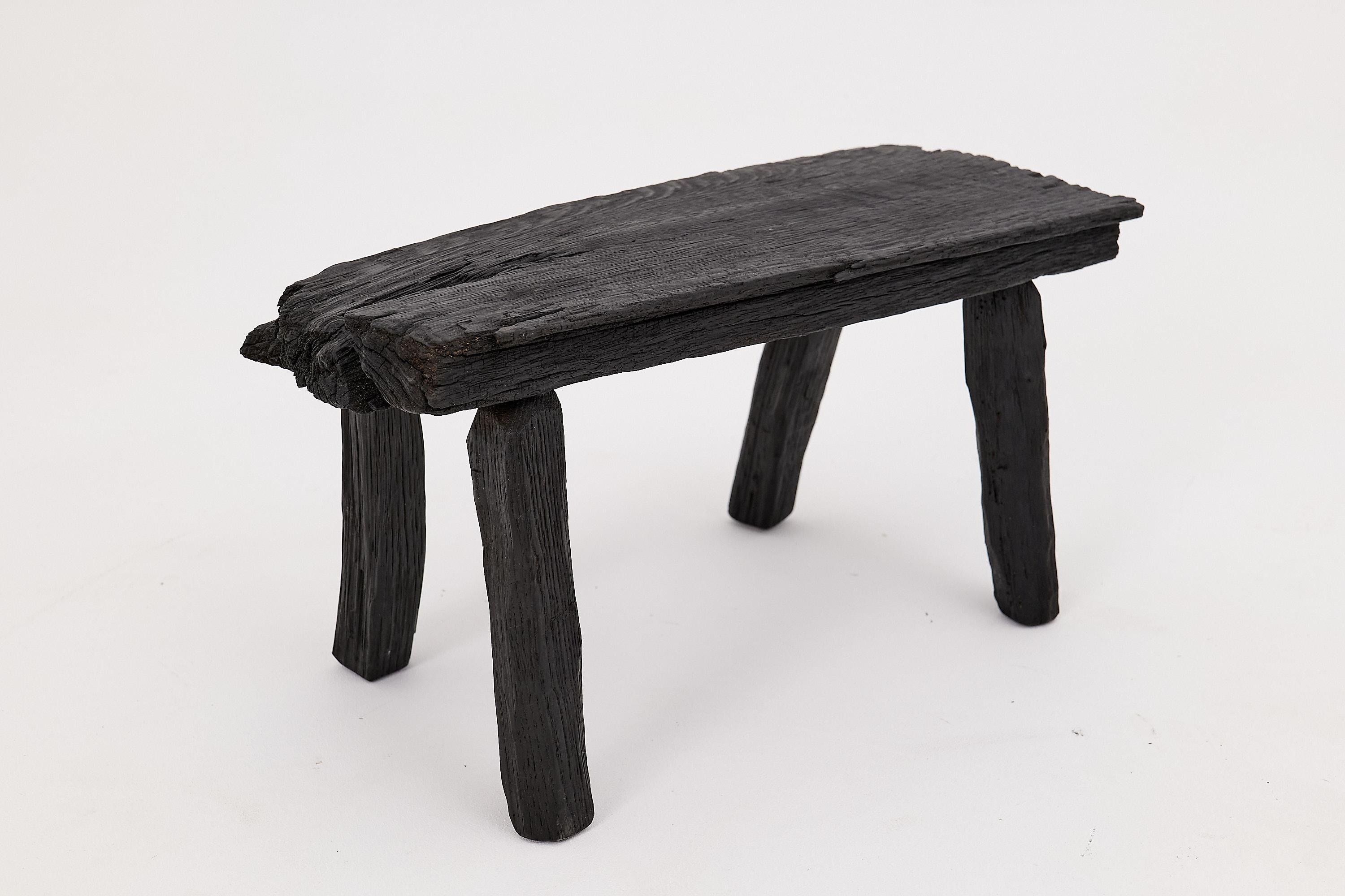 Tabouret rustique en Wood noirci avec forme organique brute Intérieur et extérieur en vente 1