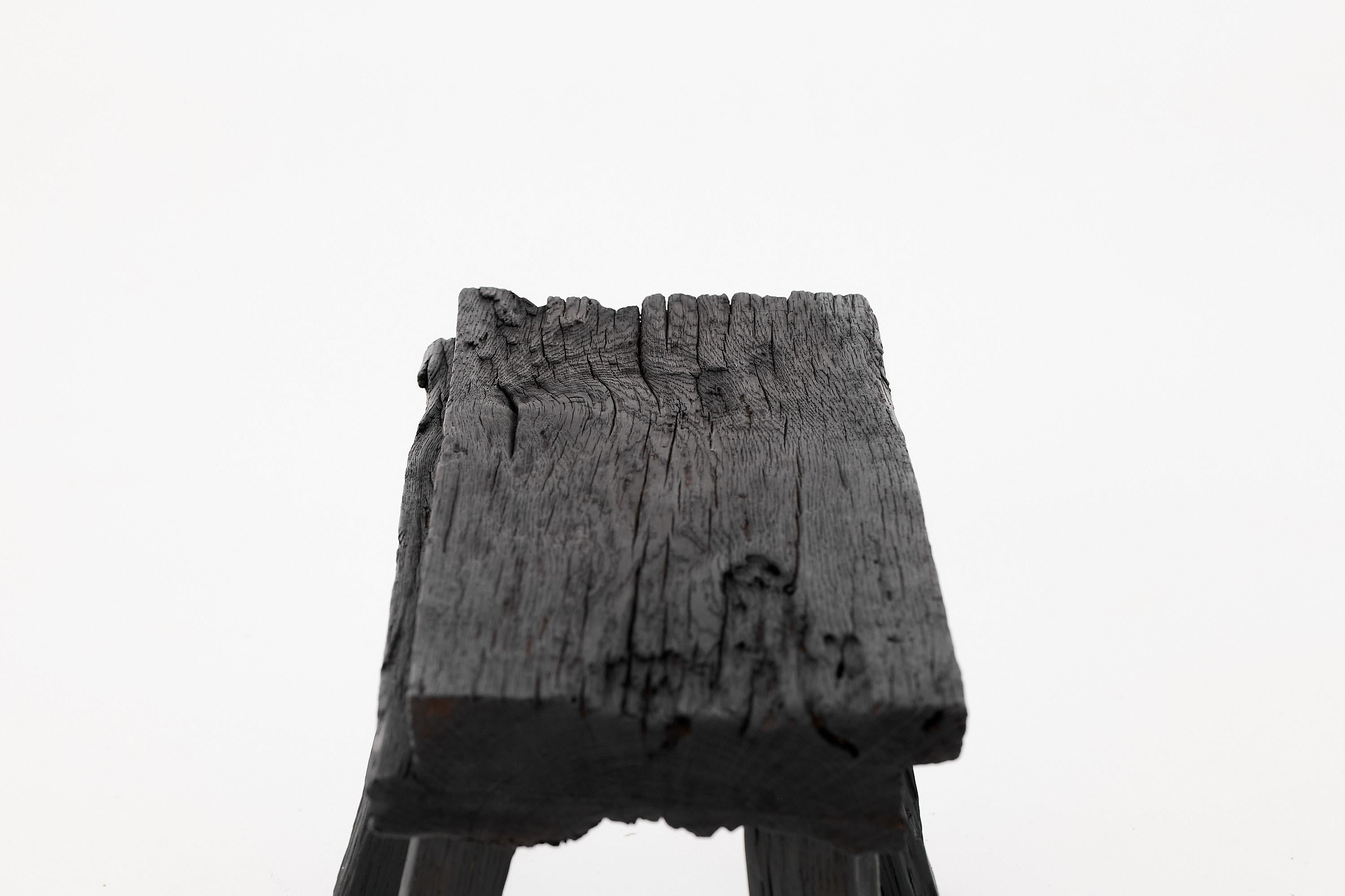 Sgabello rustico in Wood annerito con forma organica grezza per interni ed esterni in vendita 1