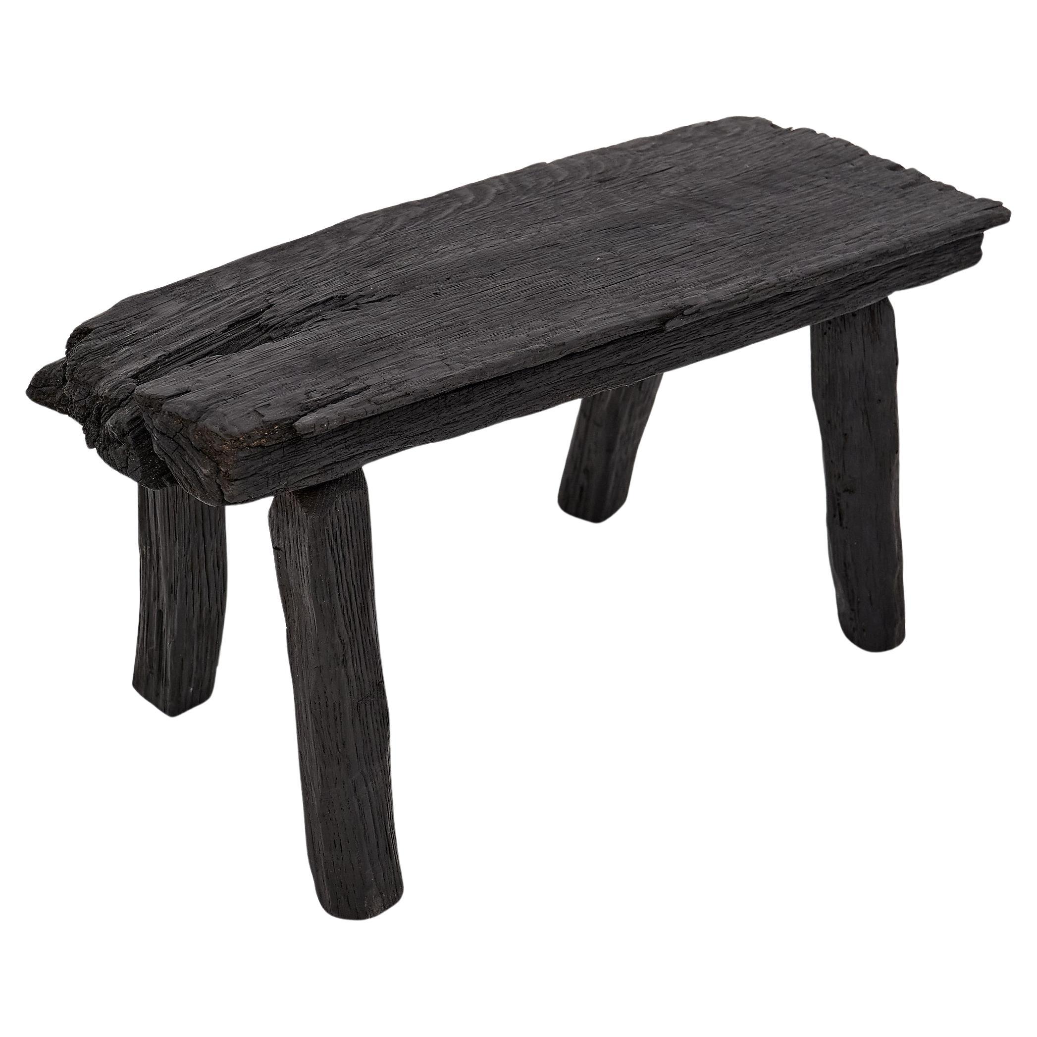 Tabouret rustique en Wood noirci avec forme organique brute Intérieur et extérieur en vente