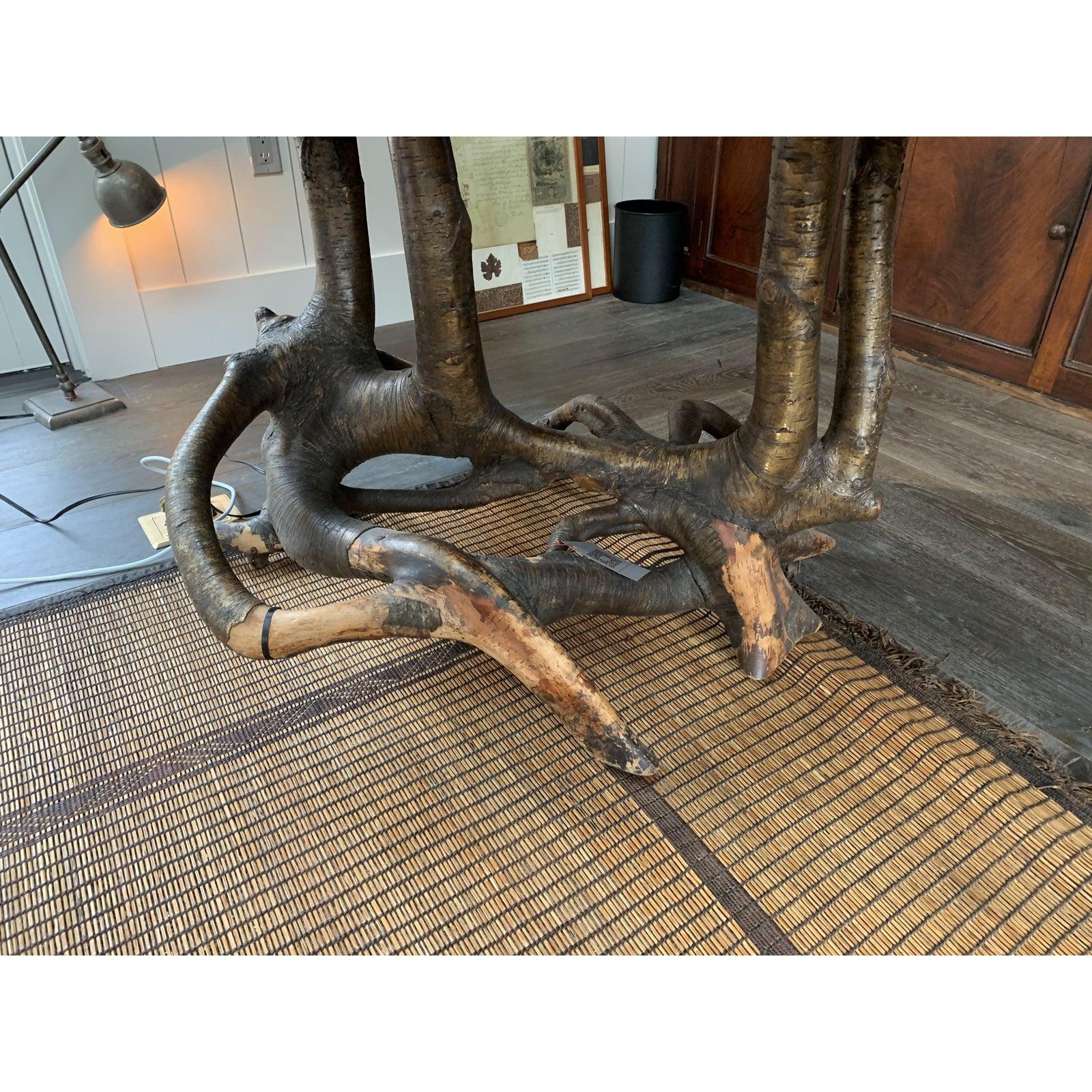 Table rustique en orme blanchi avec base en forme de tronc d'arbre État moyen - En vente à Sausalito, CA
