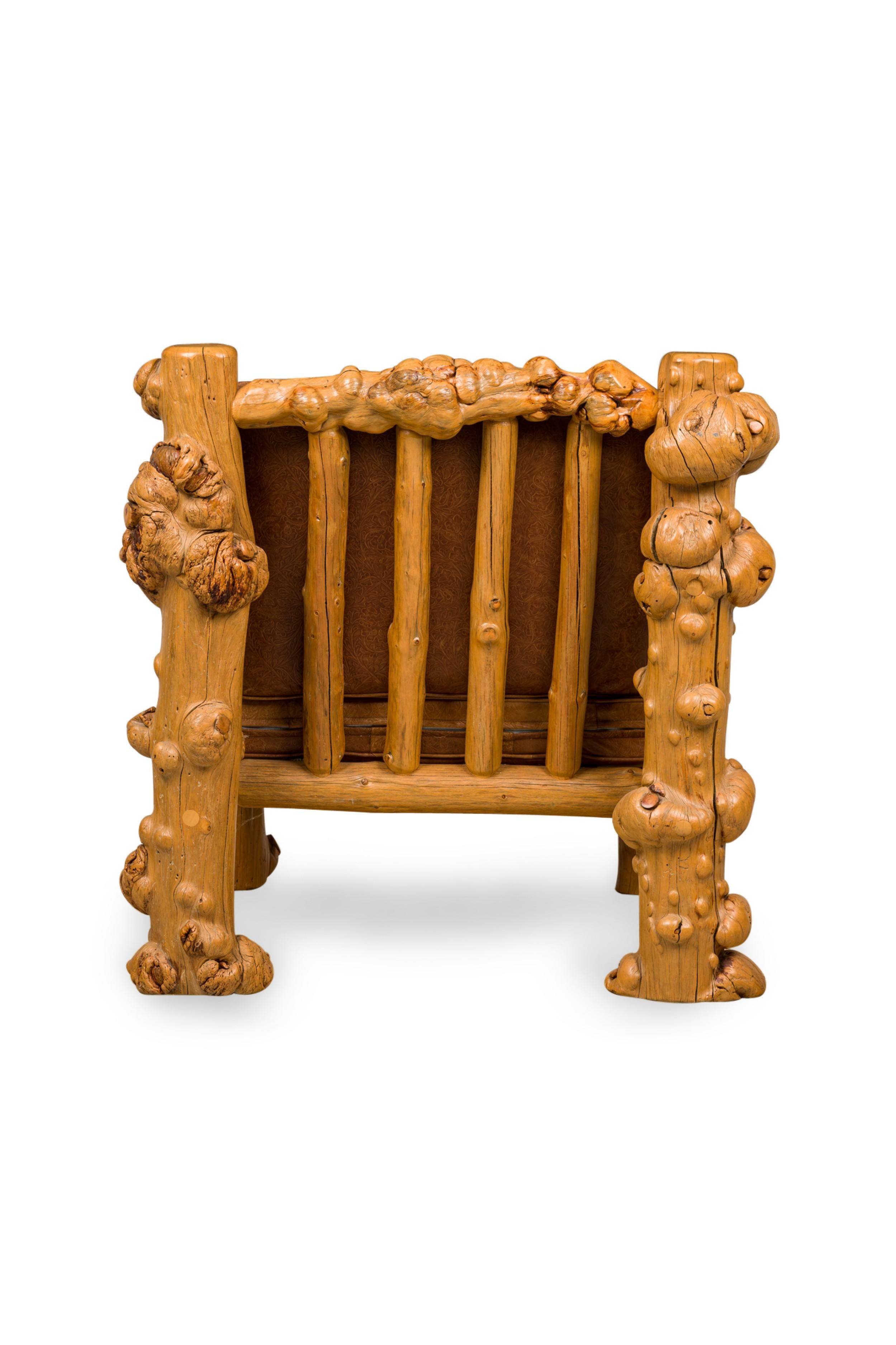 Fauteuil trône rustique en bois de racine blond et cuir gaufré en vente 4