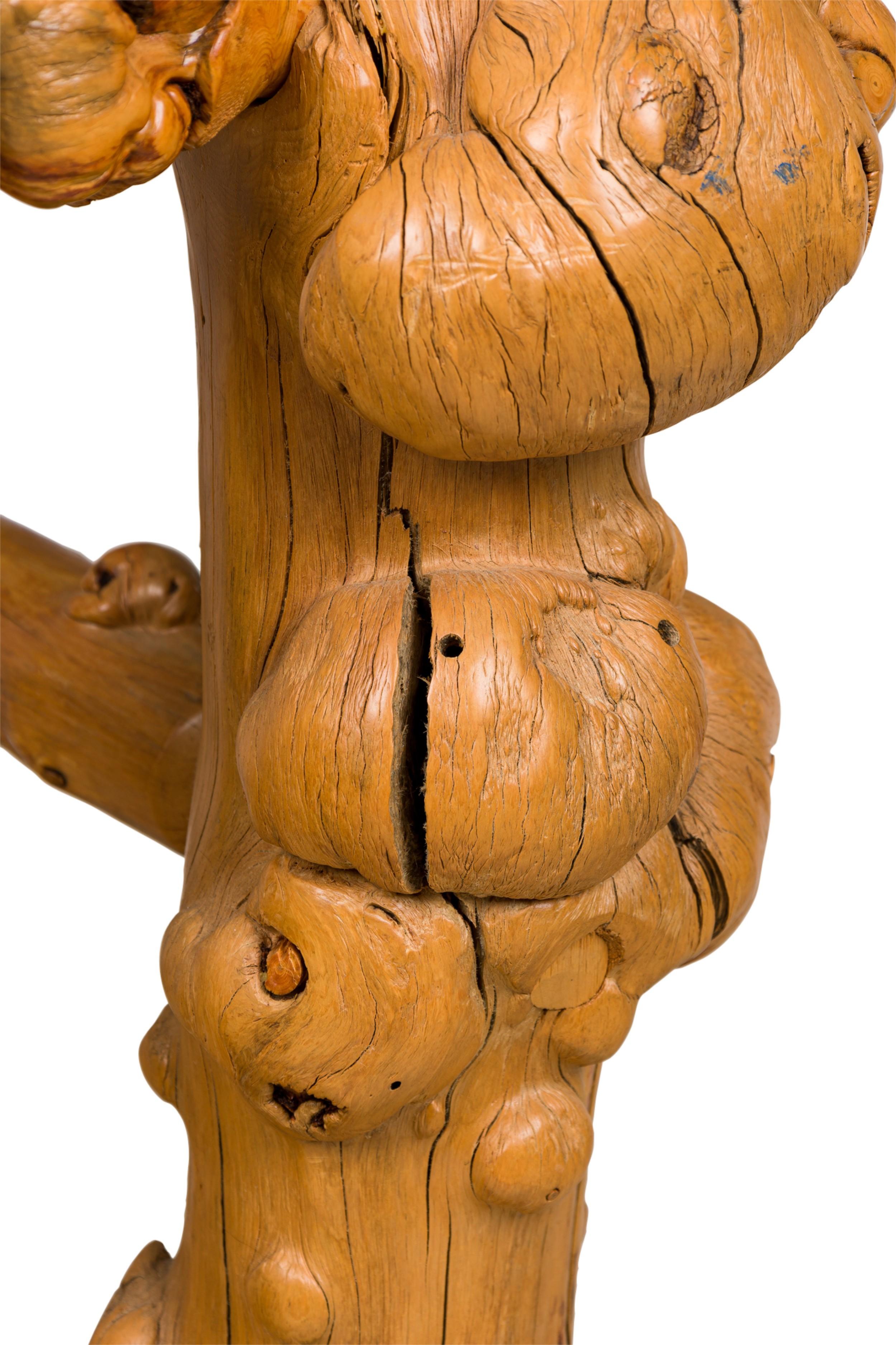 Fauteuil trône rustique en bois de racine blond et cuir gaufré en vente 3