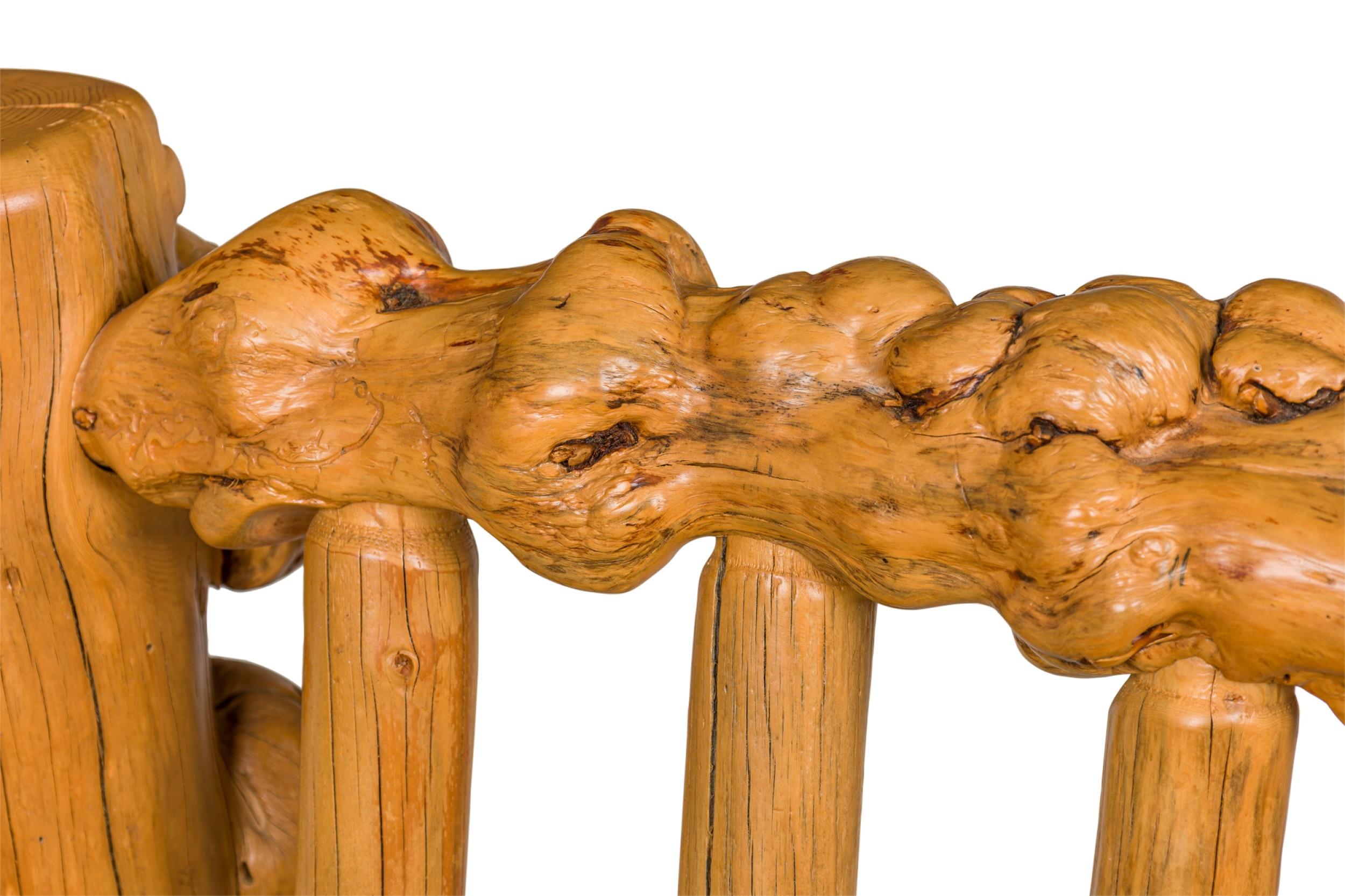 Fauteuil trône rustique en bois de racine blond et cuir gaufré en vente 10