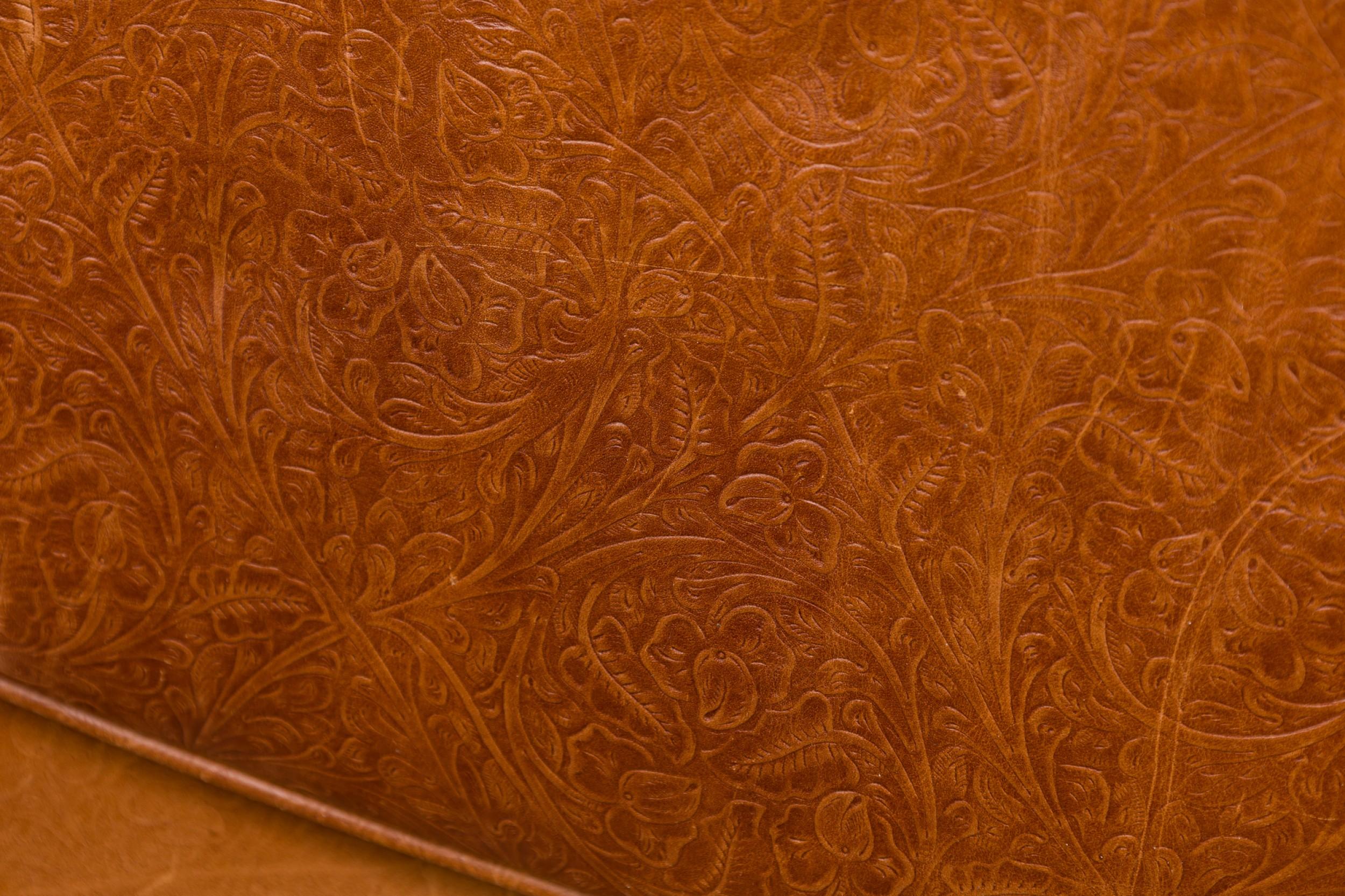 Fauteuil trône rustique en bois de racine blond et cuir gaufré en vente 8