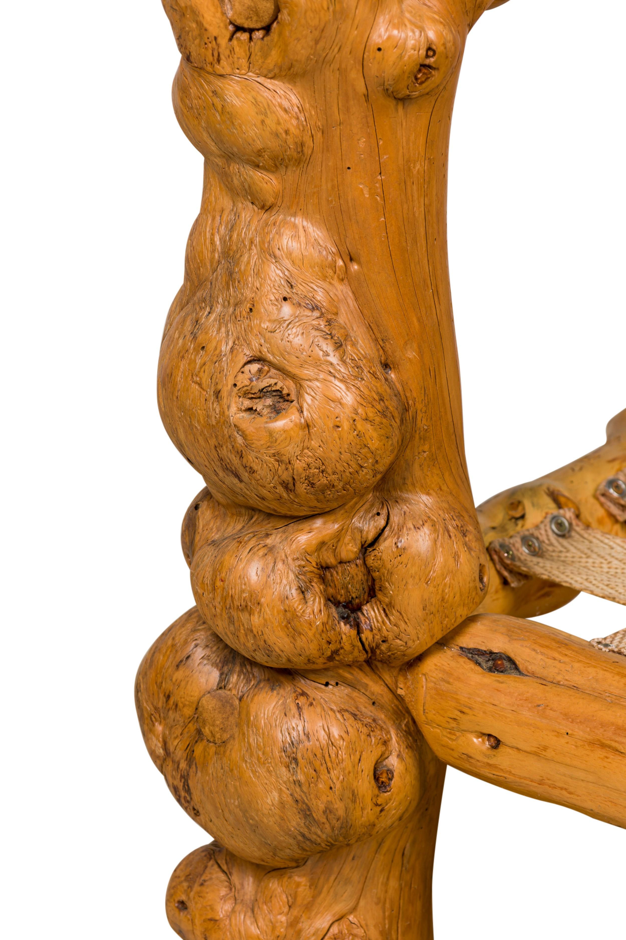 Fauteuil trône rustique en bois de racine blond et cuir gaufré en vente 12