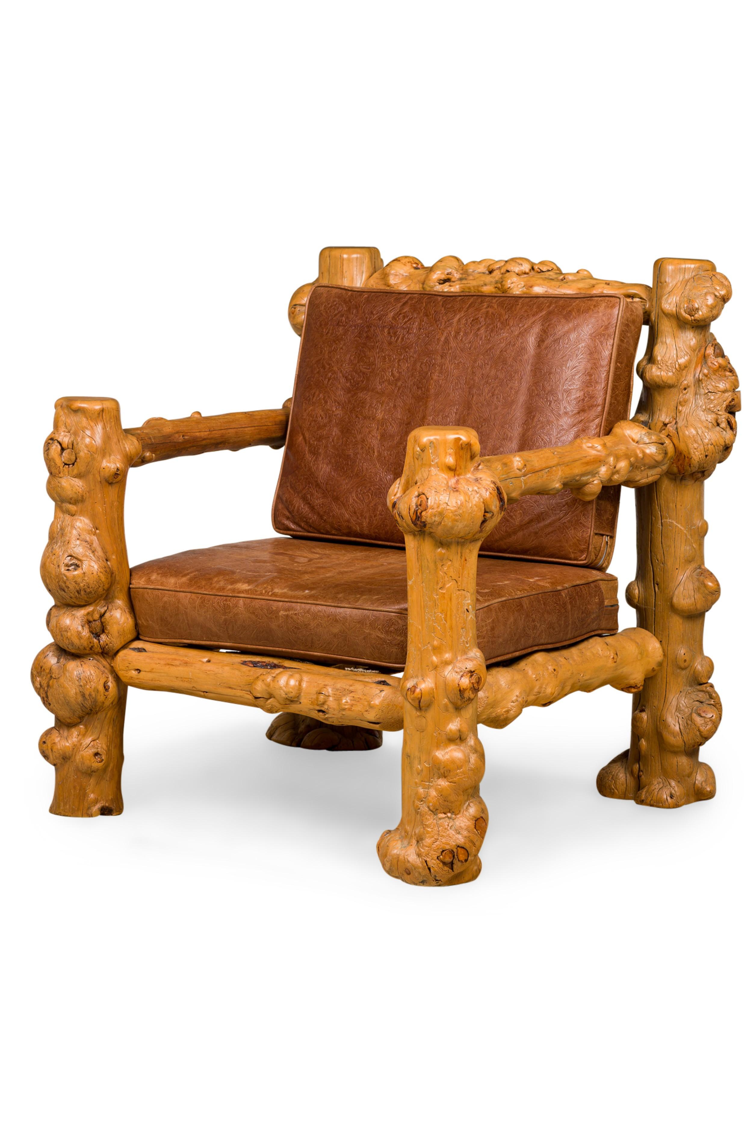 Rustique Fauteuil trône rustique en bois de racine blond et cuir gaufré en vente