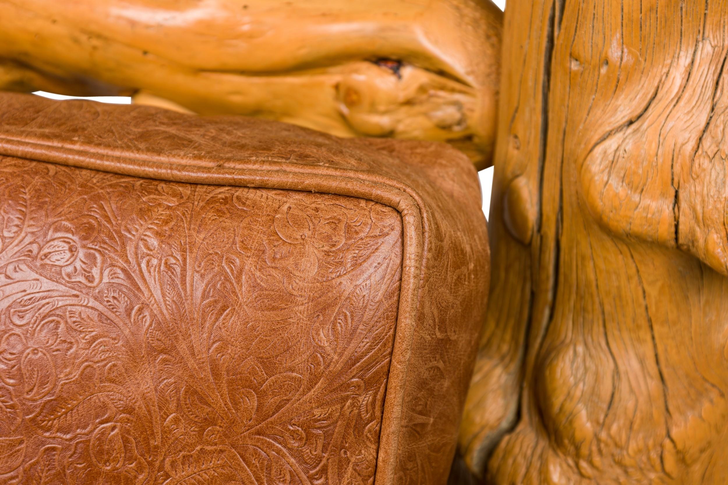 Fauteuil trône rustique en bois de racine blond et cuir gaufré Bon état - En vente à New York, NY