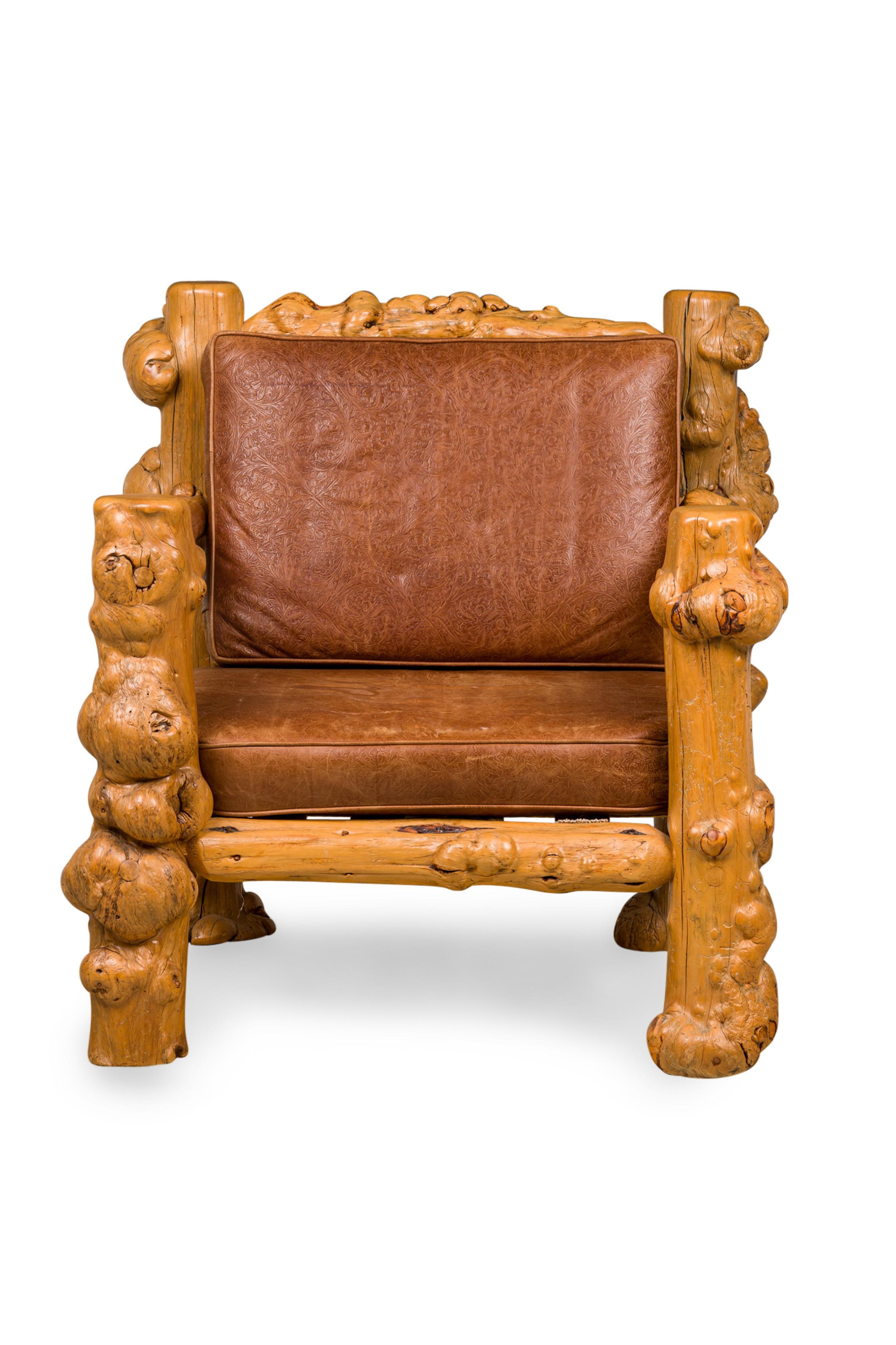 Broussin Fauteuil trône rustique en bois de racine blond et cuir gaufré en vente