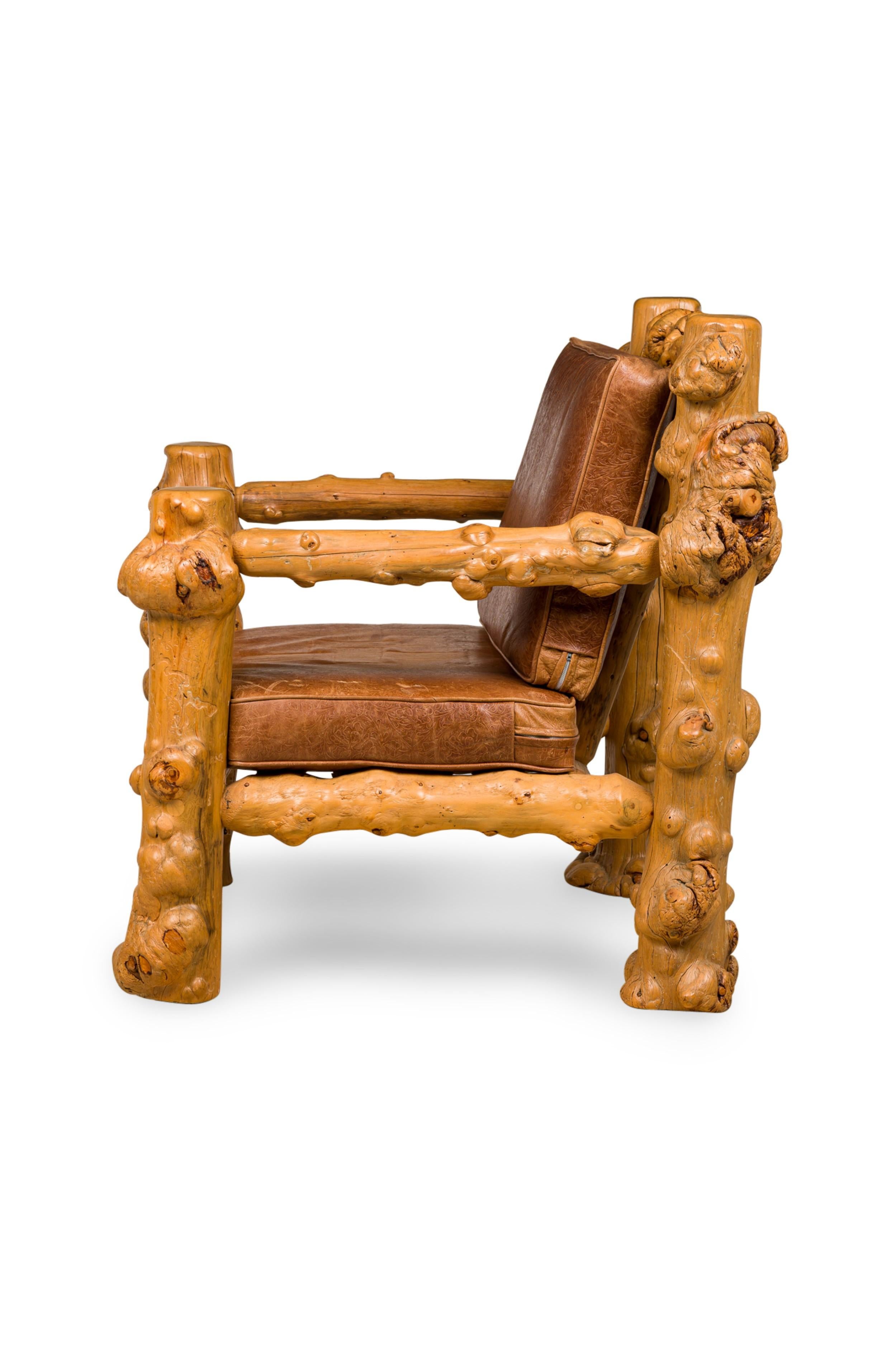 Fauteuil trône rustique en bois de racine blond et cuir gaufré en vente 1