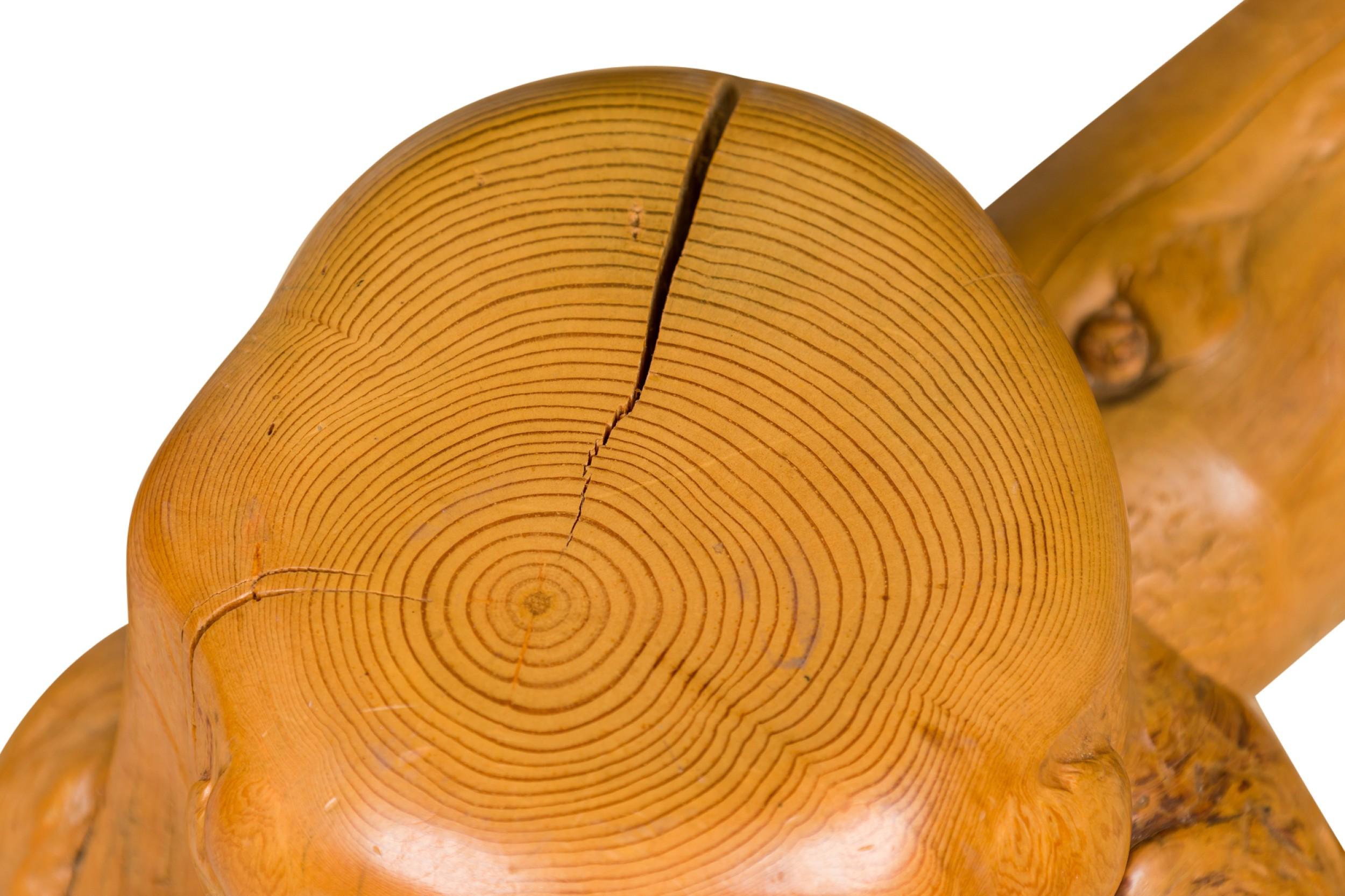 Cuir Fauteuil trône rustique en bois de racine blond et cuir gaufré en vente