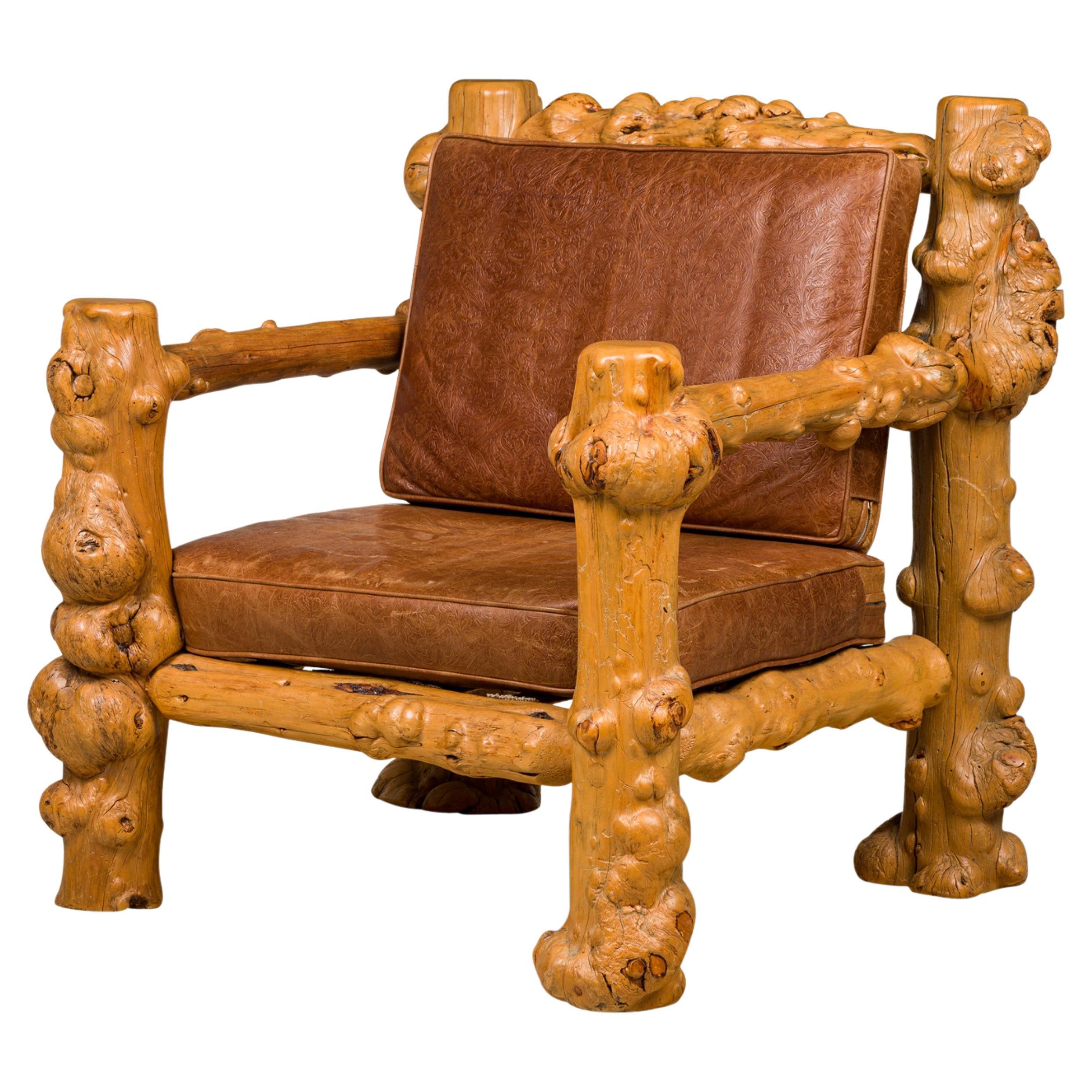 Fauteuil trône rustique en bois de racine blond et cuir gaufré en vente