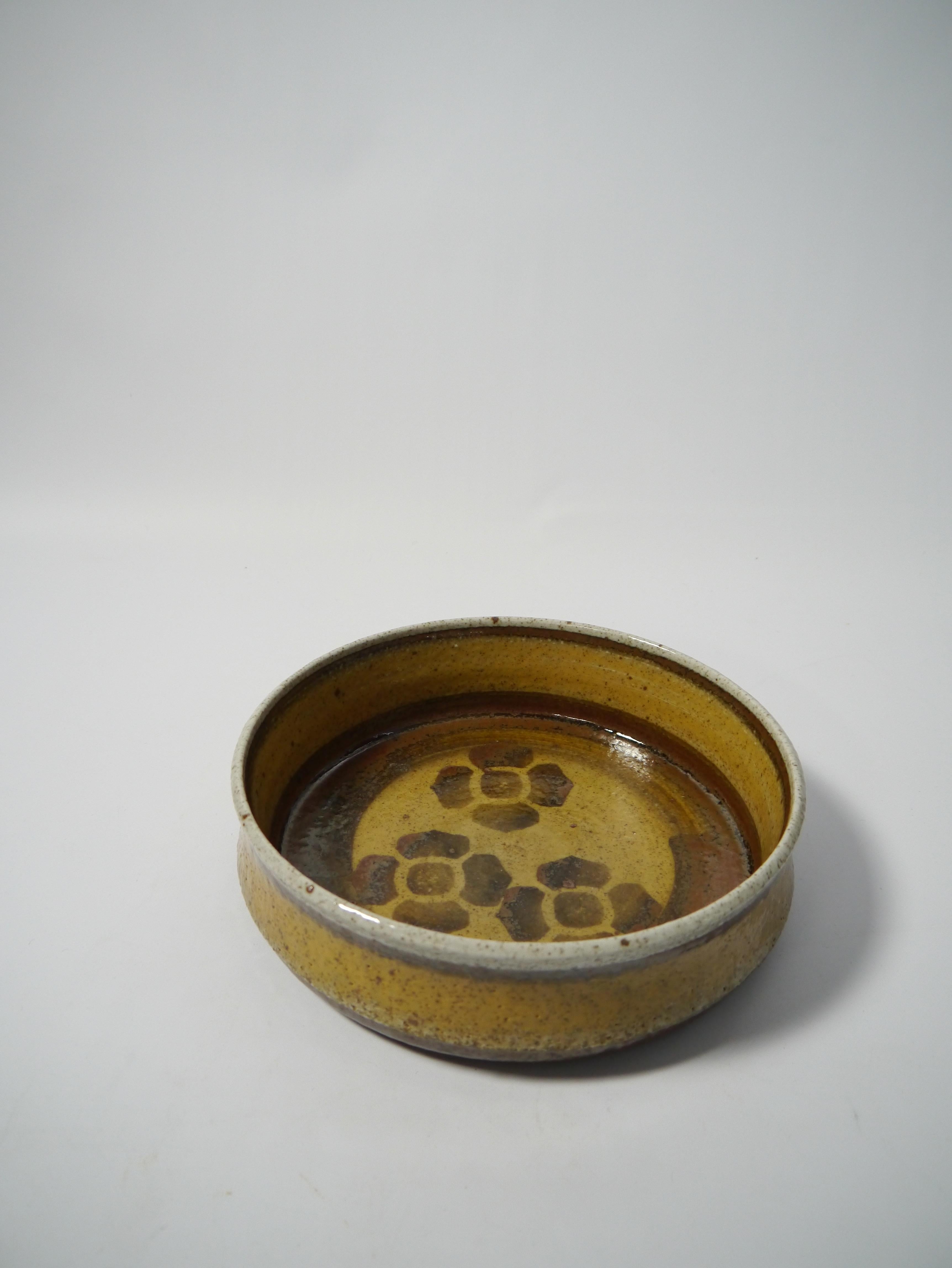 Gran cuenco de cerámica fabricado por Drejargruppen para Rörstrand, Suecia 1975. Esmalte marrón terroso, estilo boho chic / rústico / wabi sabi. 