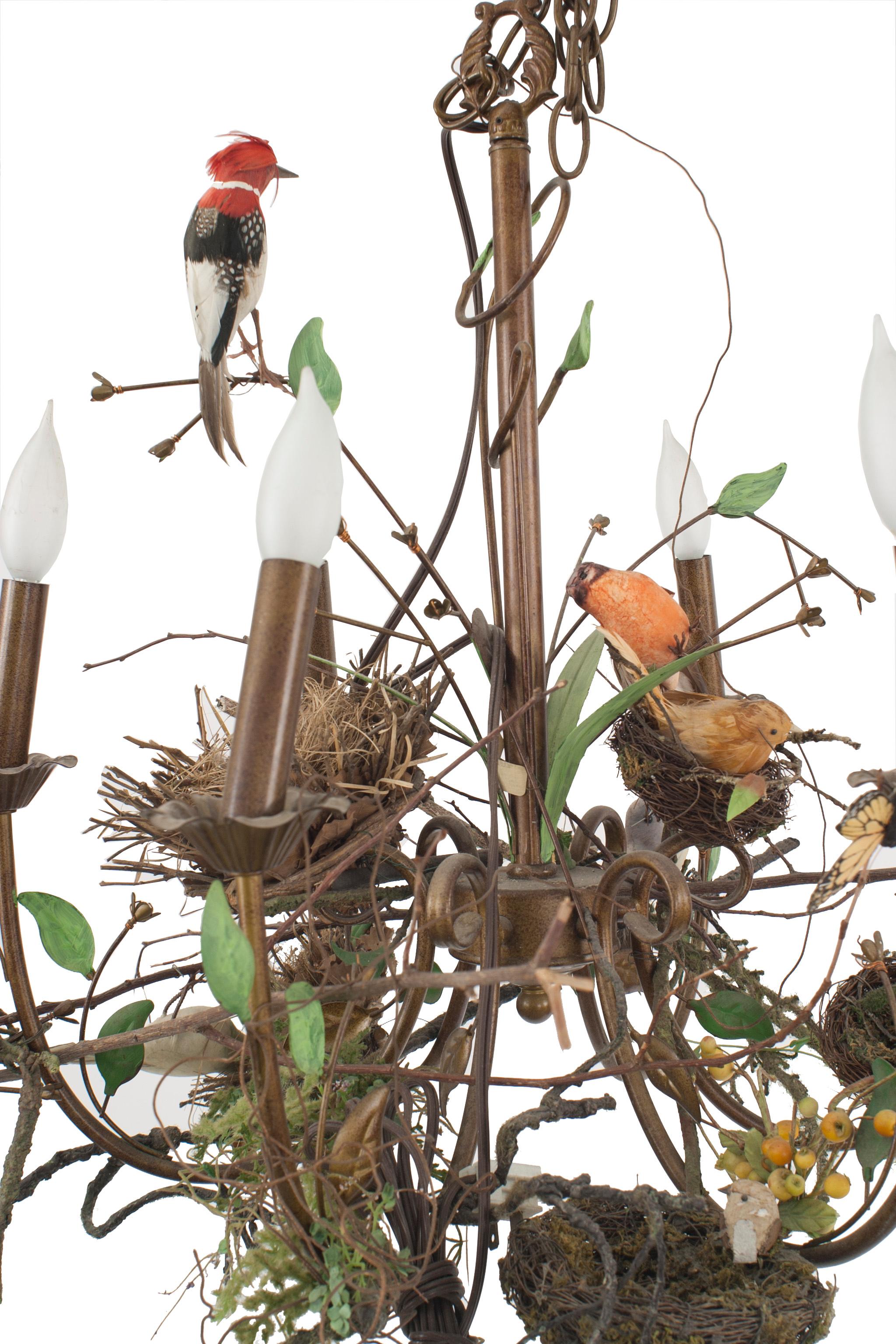 Lustre à 6 branches en laiton vieilli, décoré de nids d'oiseaux, d'oiseaux chanteurs artificiels et d'autres éléments naturels.