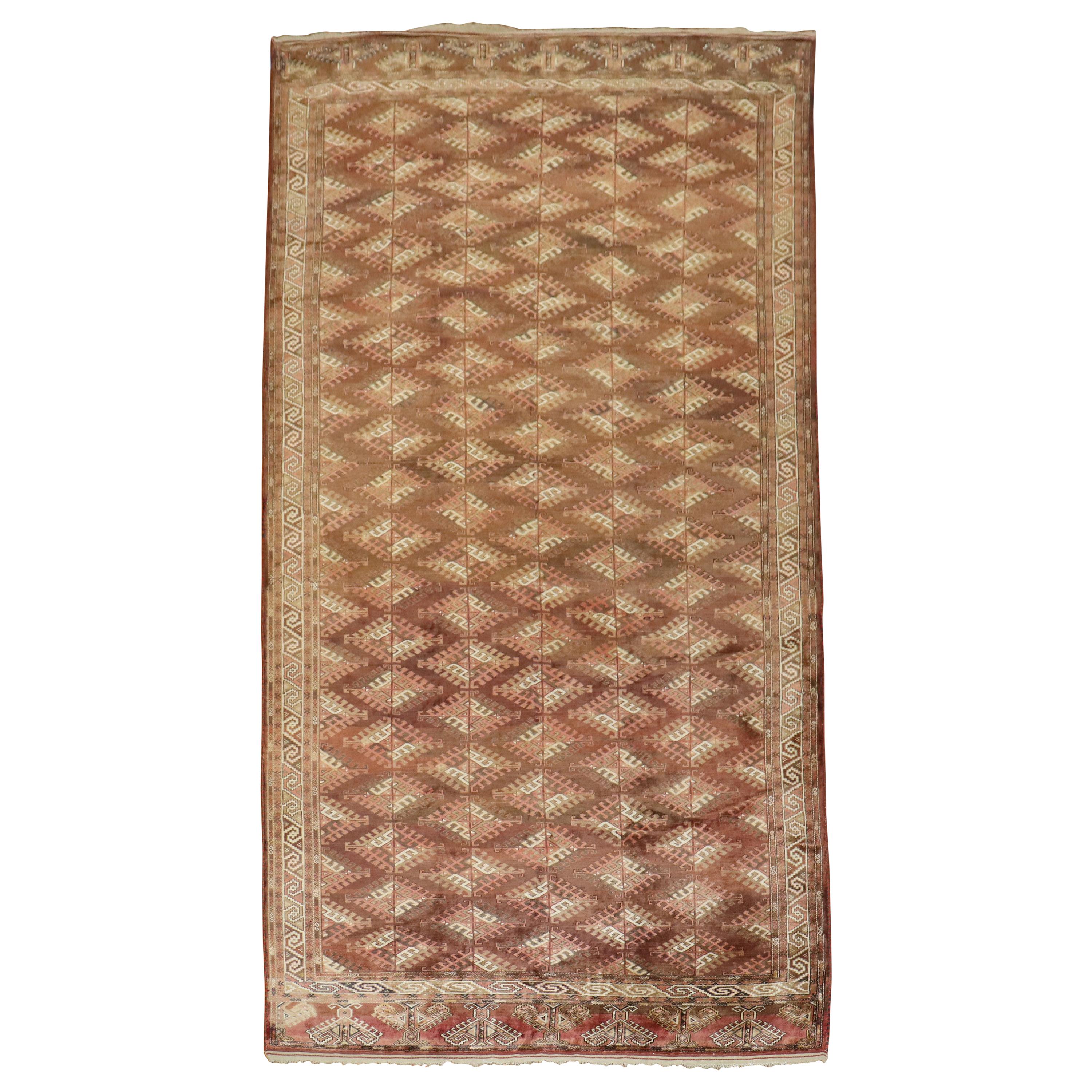 Seltener zimmergroßer Turkeman-Teppich aus der Mitte des 20. Jahrhunderts mit rustikalem Charakter in verschiedenen Rost- und Brauntönen.

Maße: 7' x 12'6