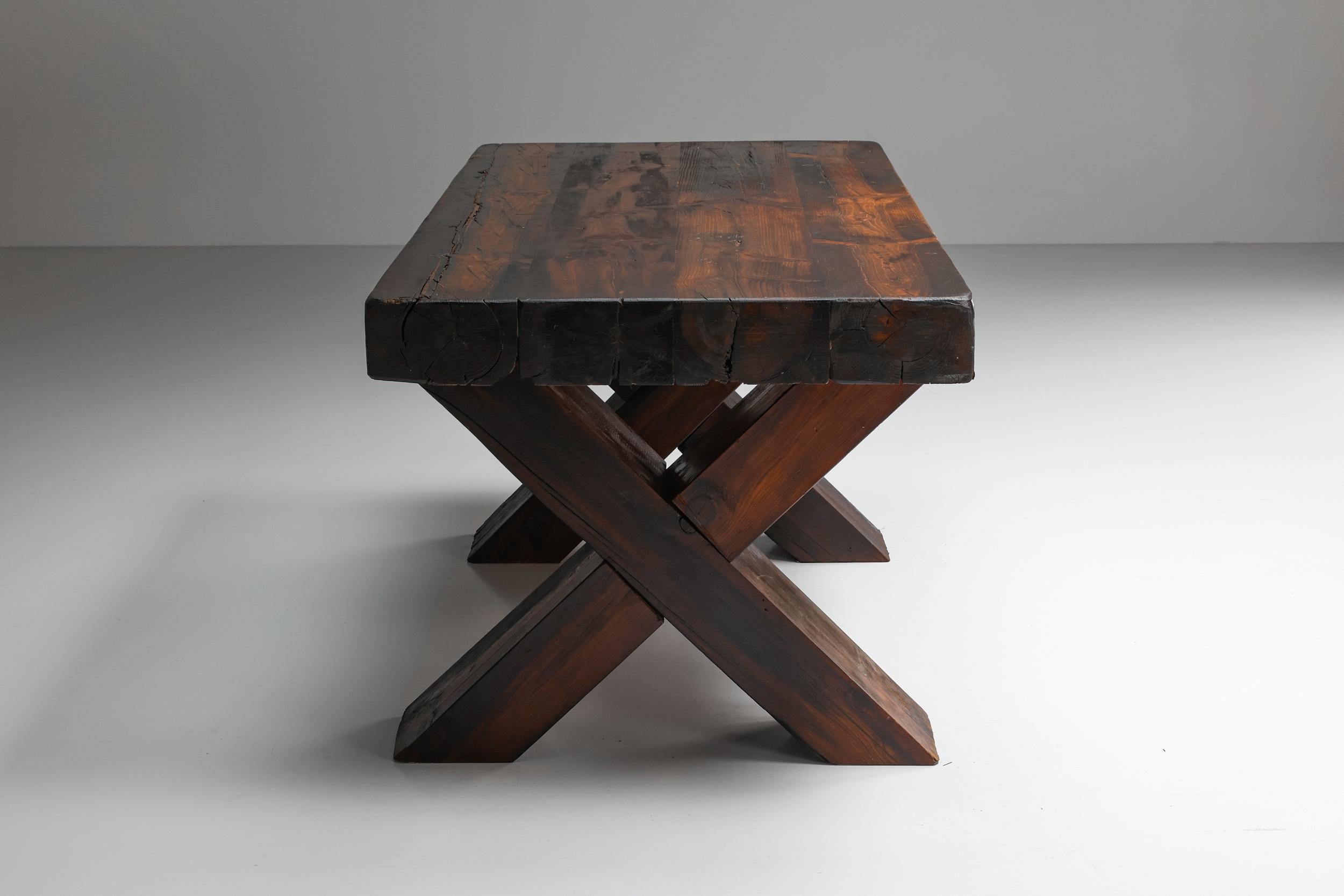 Rustikaler brutalistischer dunkler Holz-Esstisch mit X-Beinen, Italien, 1940er Jahre (Mitte des 20. Jahrhunderts)