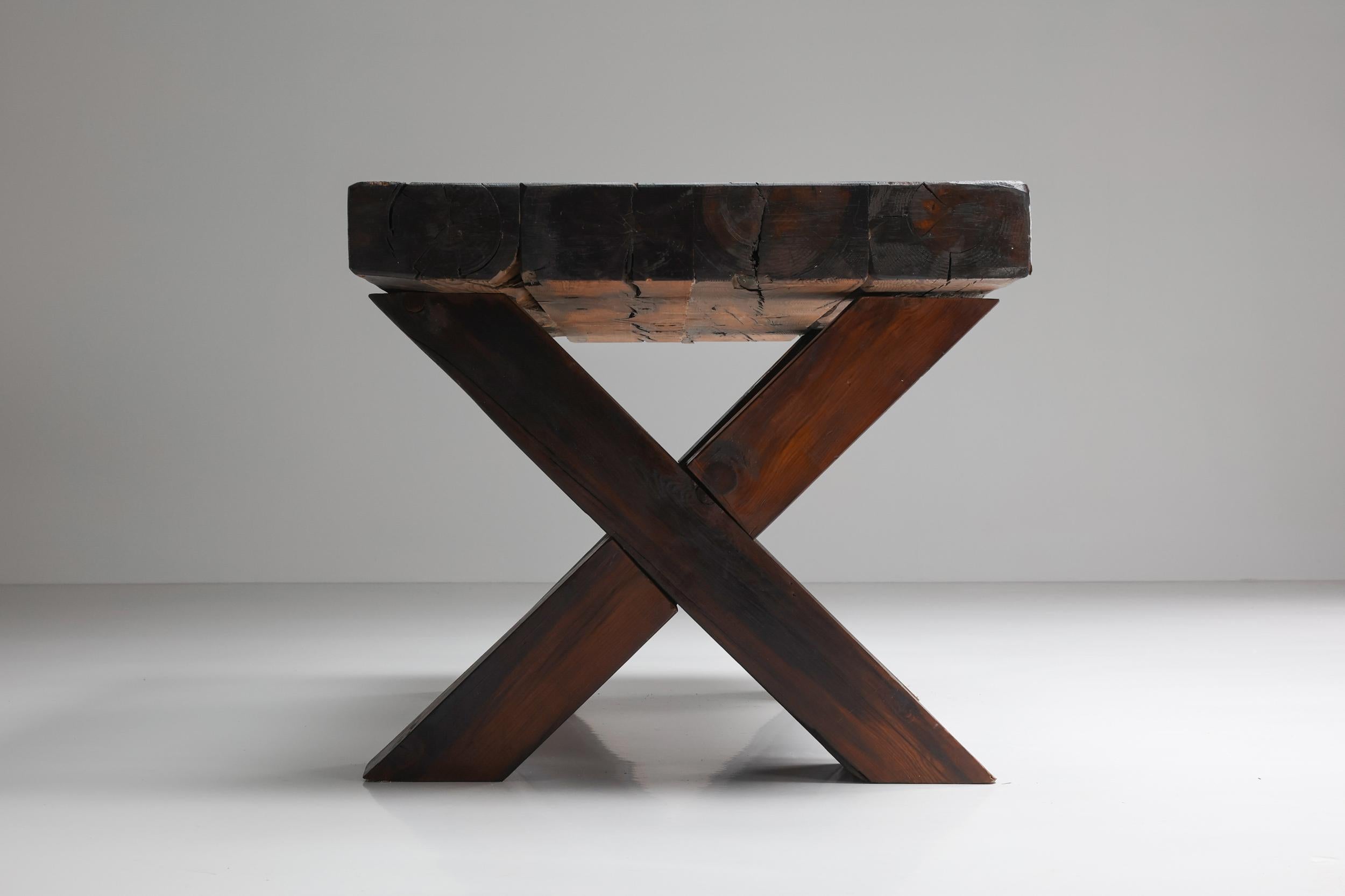 Rustikaler brutalistischer dunkler Holz-Esstisch mit X-Beinen, Italien, 1940er Jahre 1