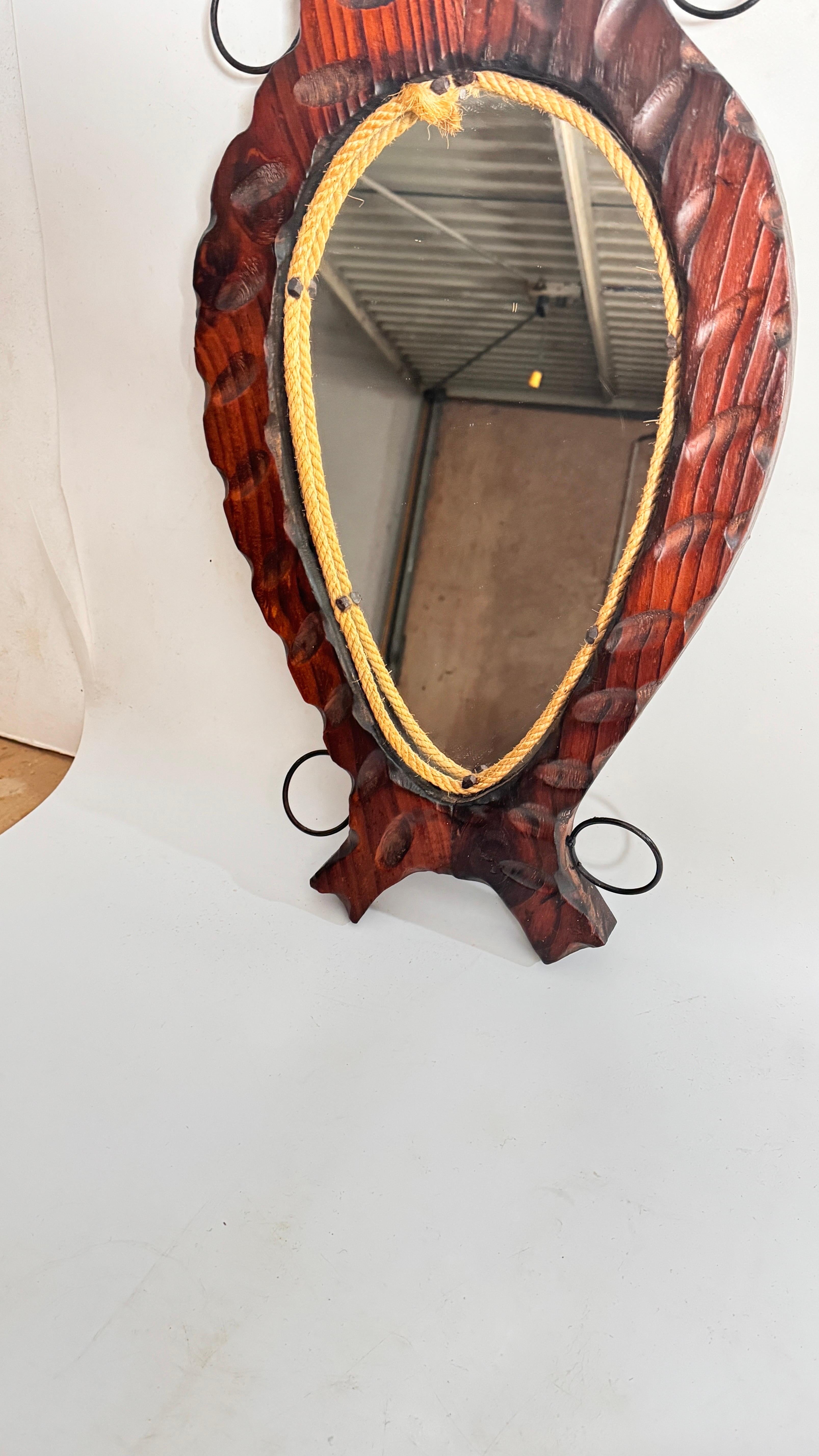 Rustikale Brutalist Spiegel Bass Wood Hand geschnitzt Brown Farbe Frankreich 1960 Massivholz (Brutalismus) im Angebot