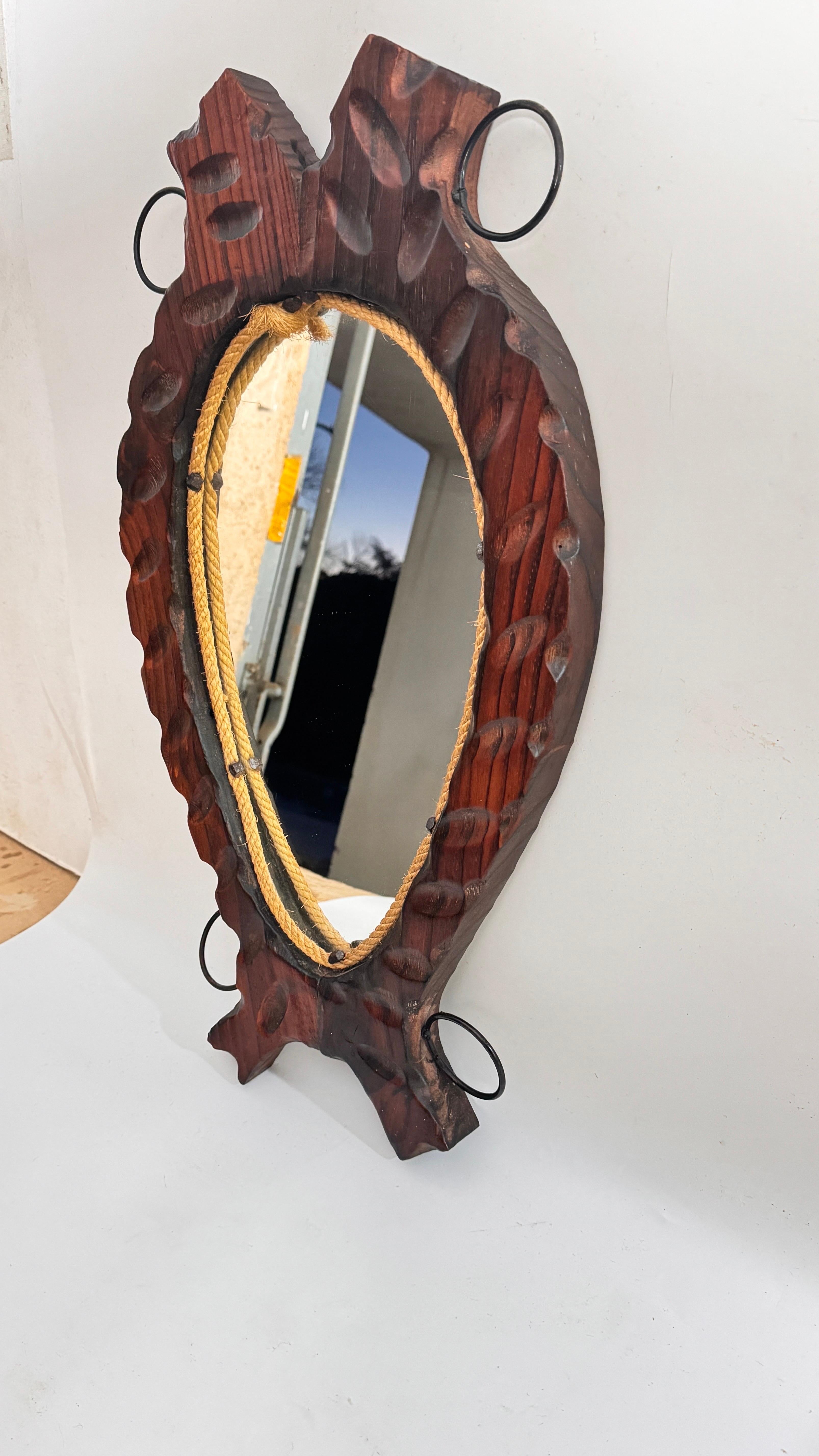 Rustikale Brutalist Spiegel Bass Wood Hand geschnitzt Brown Farbe Frankreich 1960 Massivholz im Zustand „Gut“ im Angebot in Auribeau sur Siagne, FR