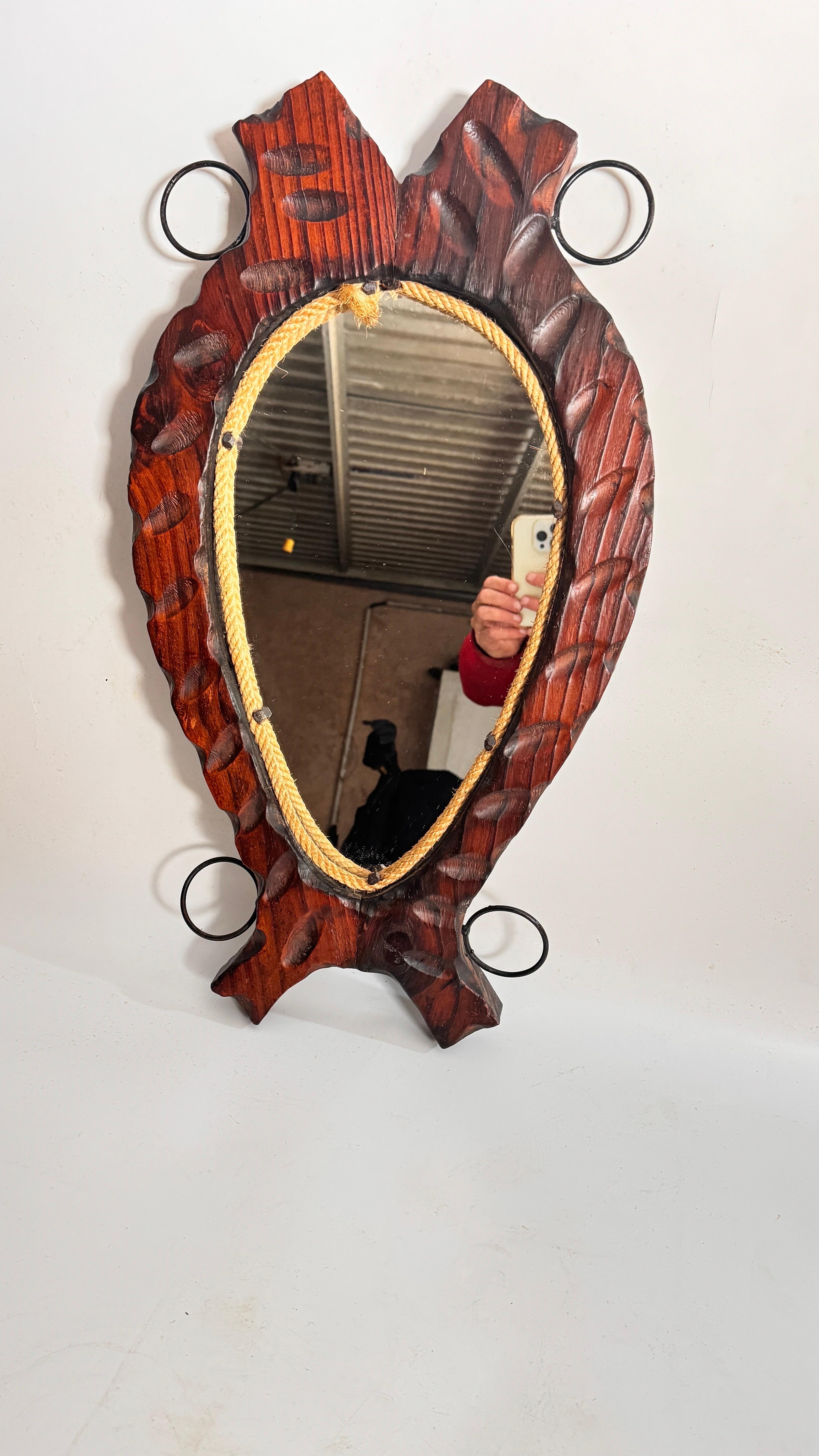 Rustikale Brutalist Spiegel Bass Wood Hand geschnitzt Brown Farbe Frankreich 1960 Massivholz (Schmiedeeisen) im Angebot