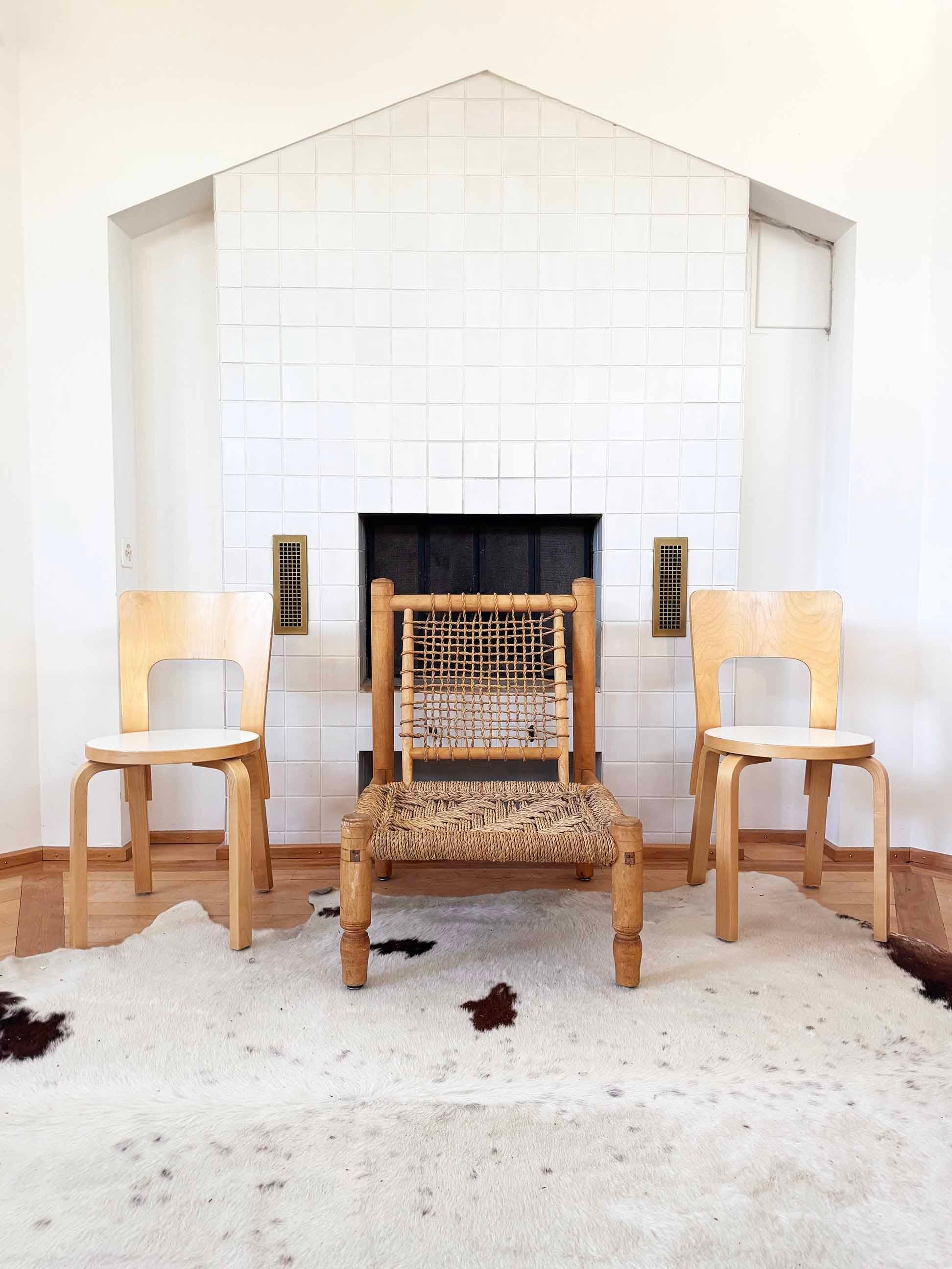 Ein kompakter, eleganter Sessel, der die Stile der Moderne, des Konstruktivismus, des Brutalismus und der Rustikalmoderne vereint. Das Gestell besteht aus leichten, trockenen Holzzylindern, die eine Sitzfläche und eine Rückenlehne aus exquisitem