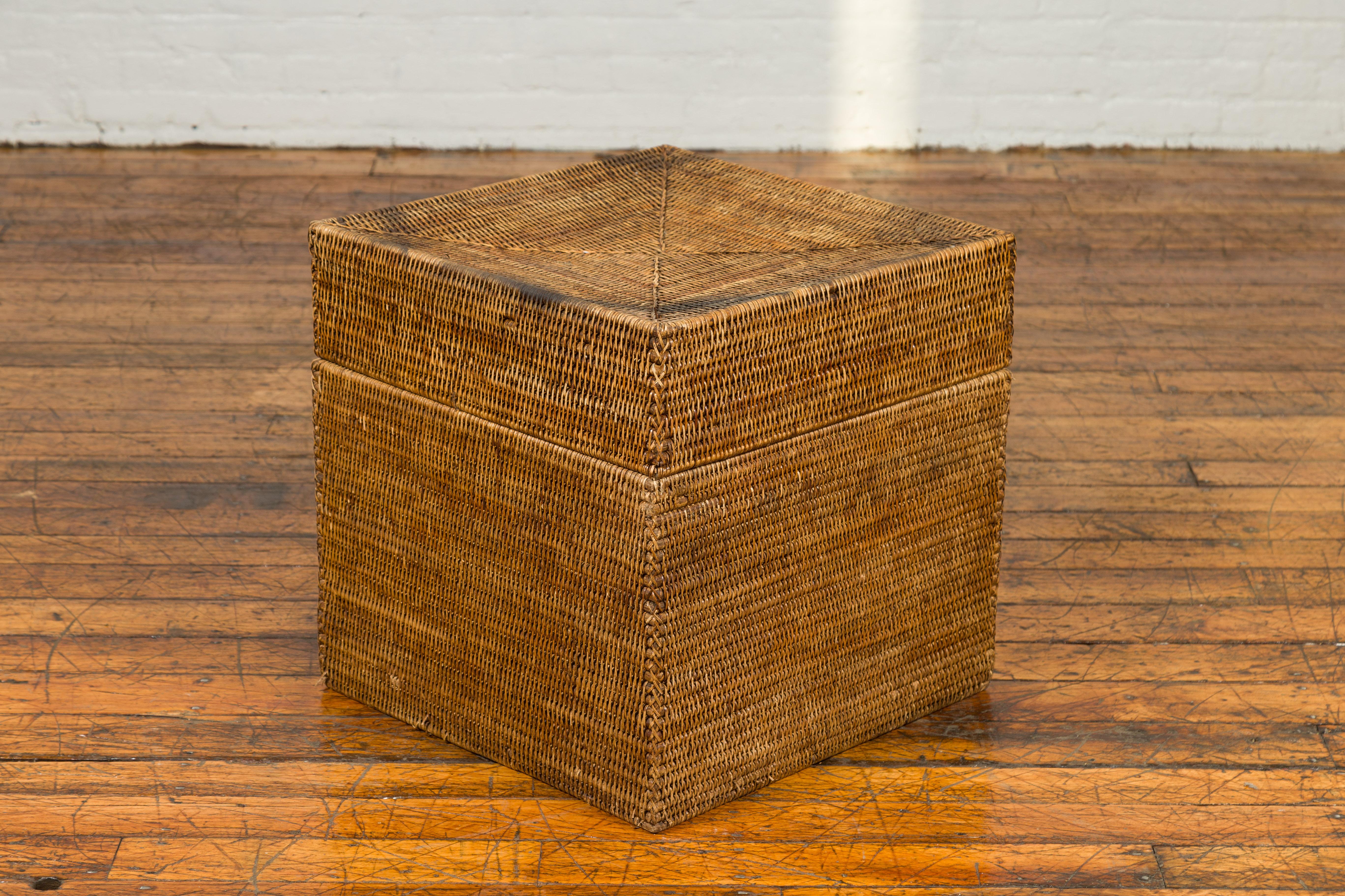 XX secolo Cesto rustico in rattan a forma di quadrato con patina anticata in vendita