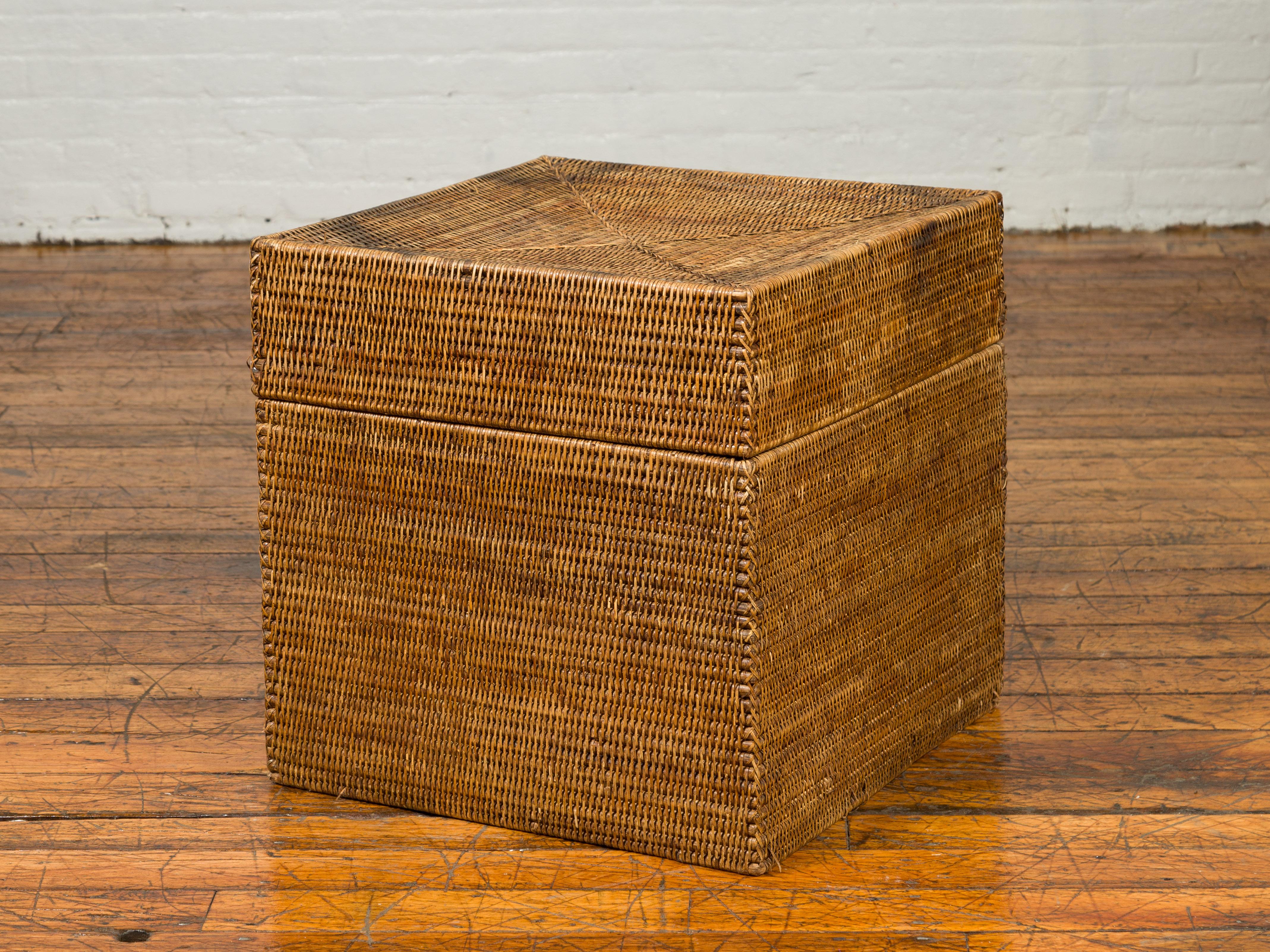 Cesto rustico in rattan a forma di quadrato con patina anticata in vendita 2