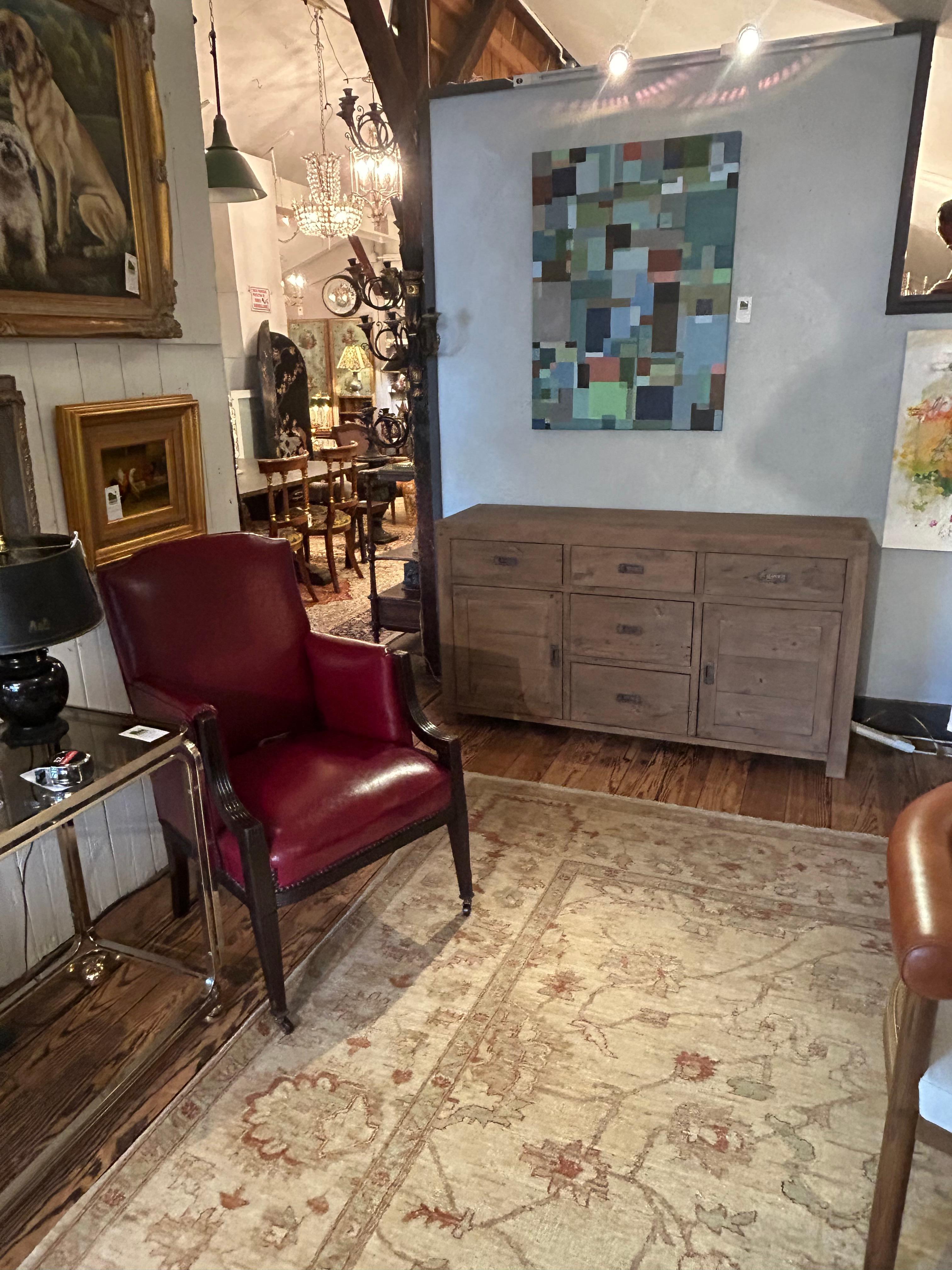 Mobile credenza funzionale di grandi dimensioni in legno di recupero con 5 cassetti e due ante che si aprono per rivelare i contenitori all'interno.  Le maniglie sono incassate a Campaigner.  Un attraente pezzo rustico.

JessicaD