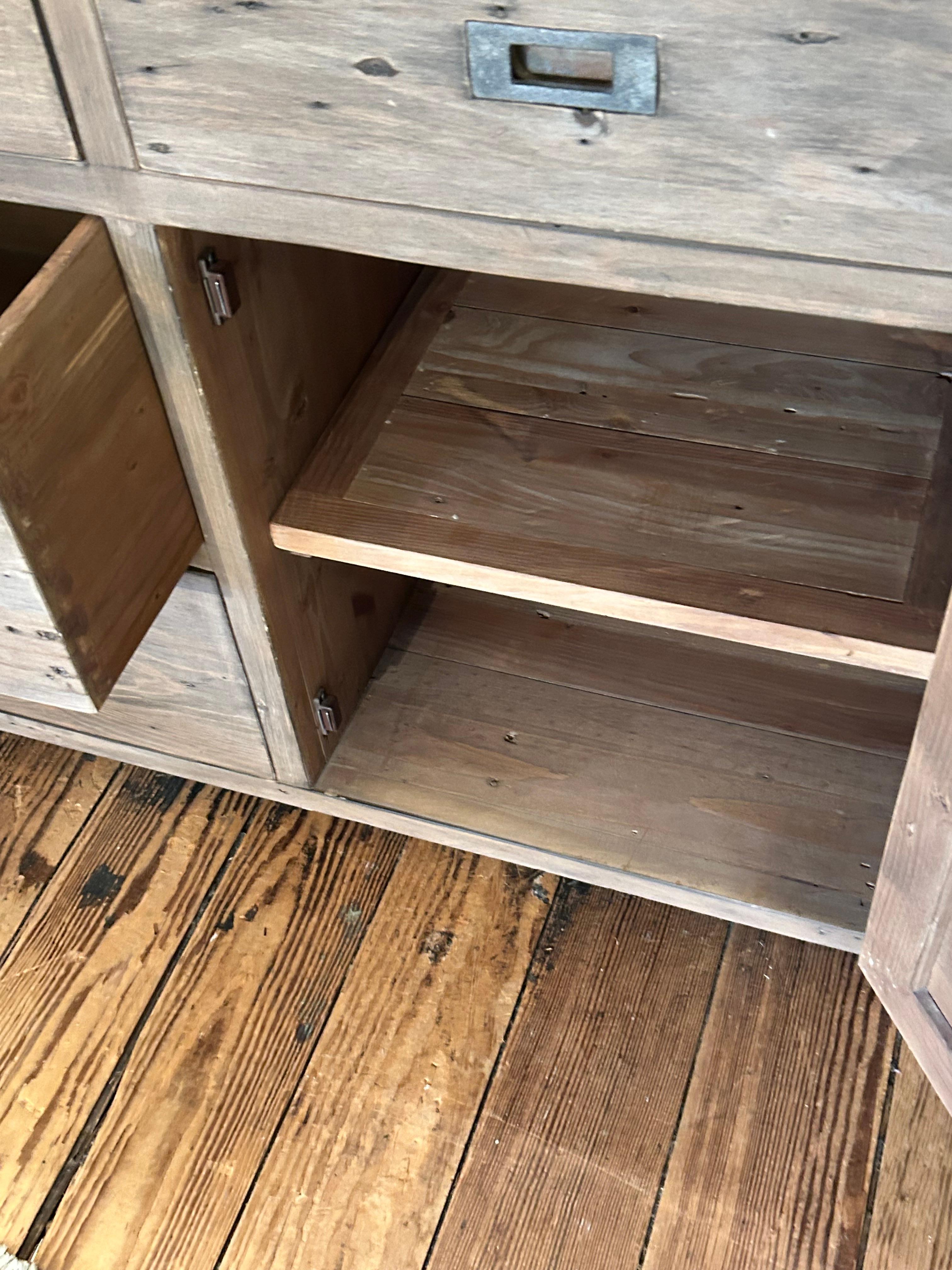 Americano Credenza rustica in stile Campaigner in legno di recupero in vendita