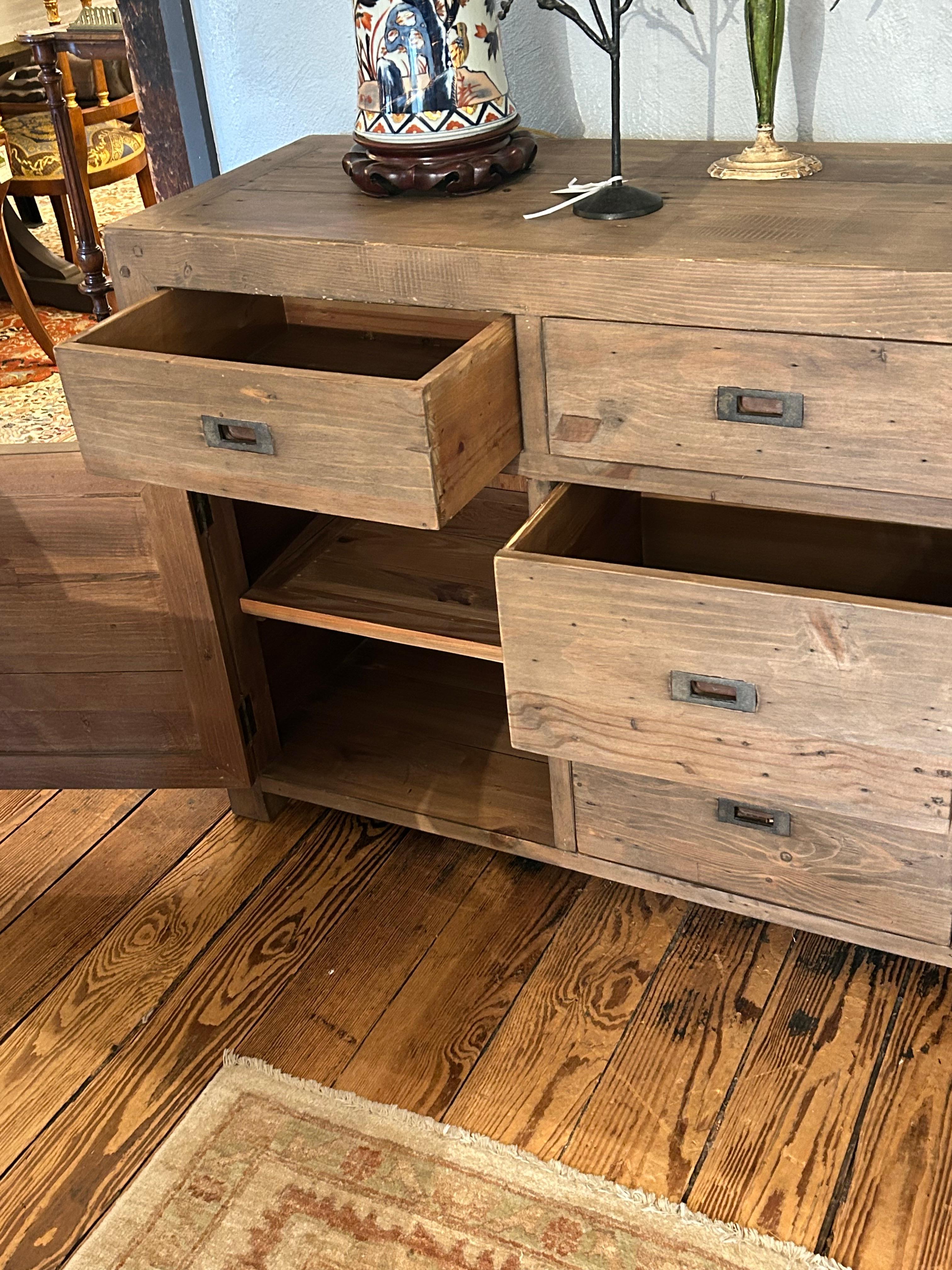 Credenza rustica in stile Campaigner in legno di recupero In condizioni buone in vendita a Hopewell, NJ
