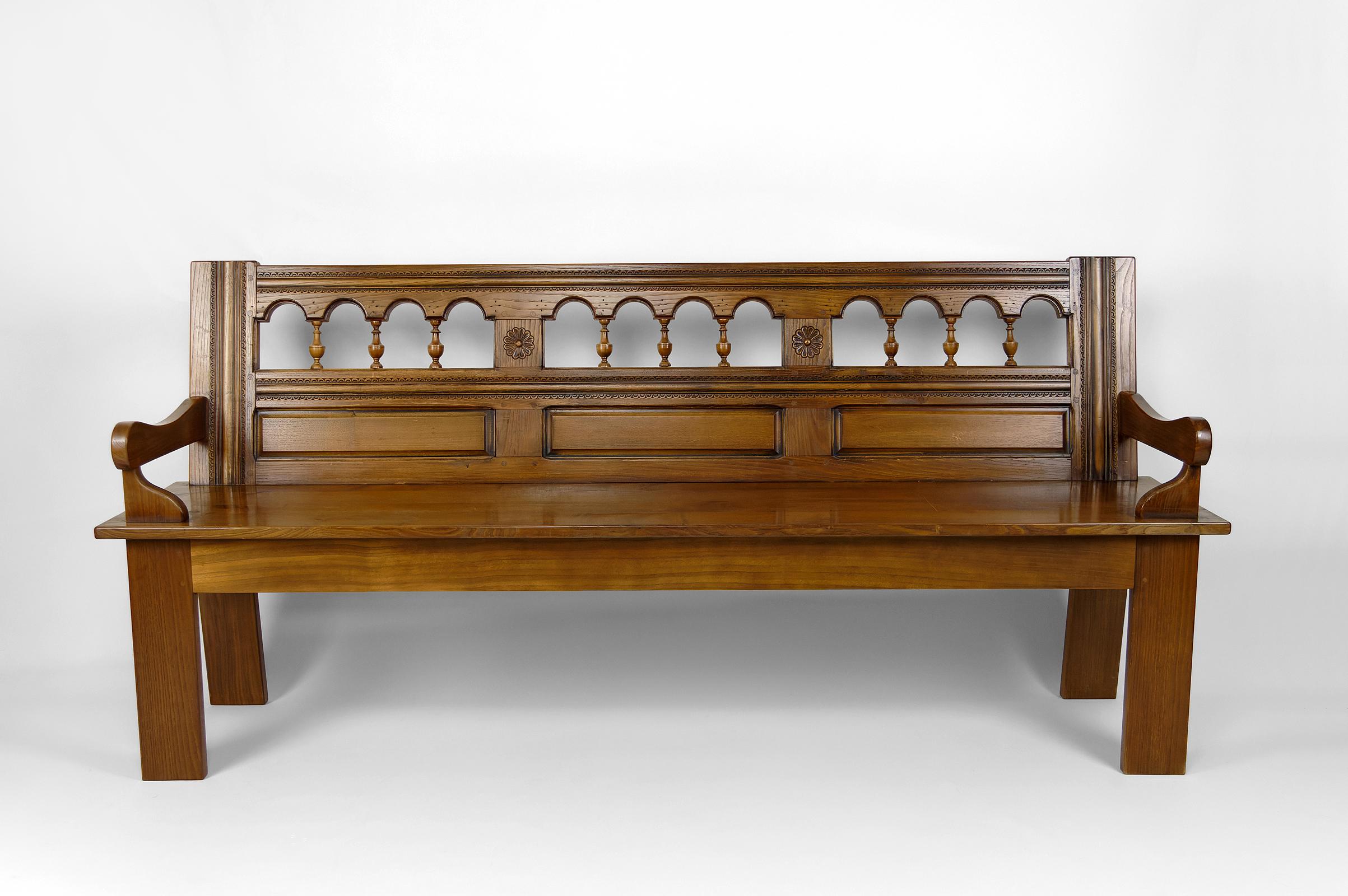 Nice oak farmhouse bench.
Back richly carved with geometric friezes, flowers / rosettes, colonnades and arches.
3 or 4 seats.

In good condition.

Rustic / French Provincial style, France, 20th century.

Total dimensions:
height 87cm
width