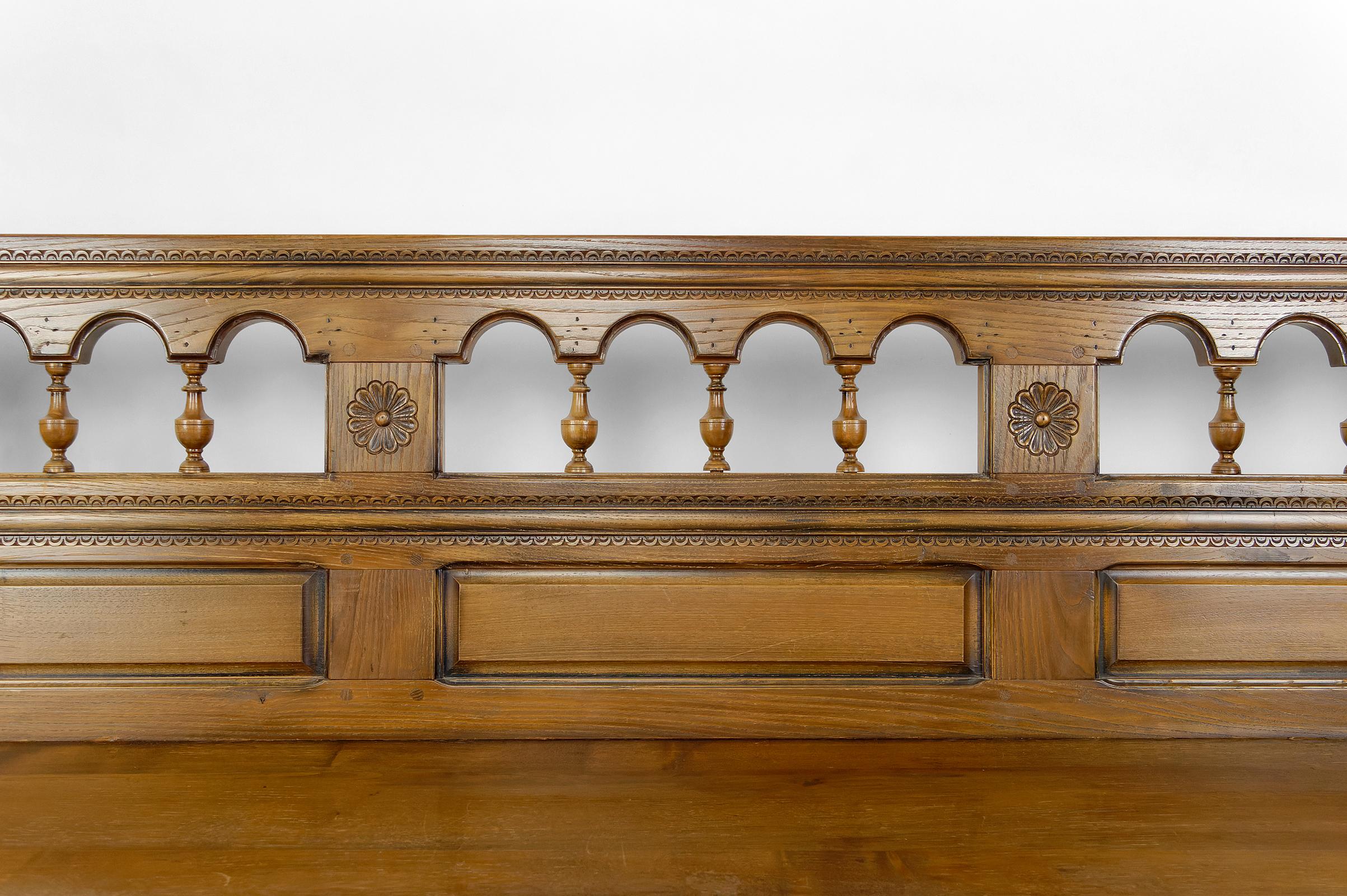 20ième siècle Banc de ferme rustique en chêne sculpté, France, 20e siècle