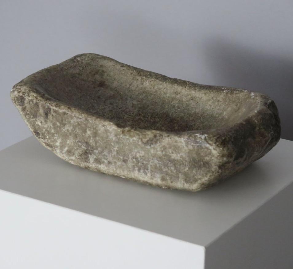 Rustikal geschnitzte Schale aus Stein (Geschnitzt) im Angebot