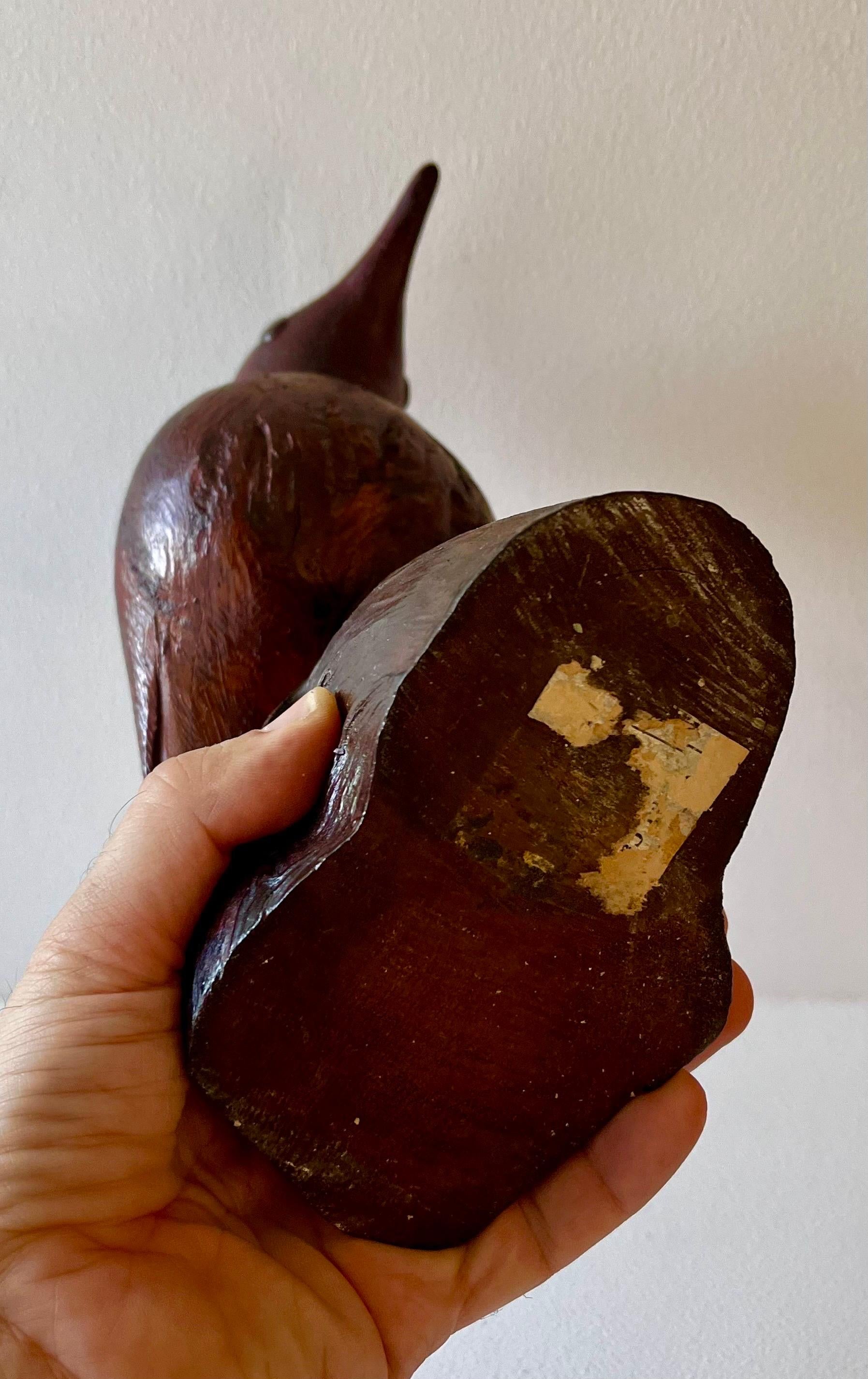 Uccello rustico in legno intagliato su supporto in vendita 4