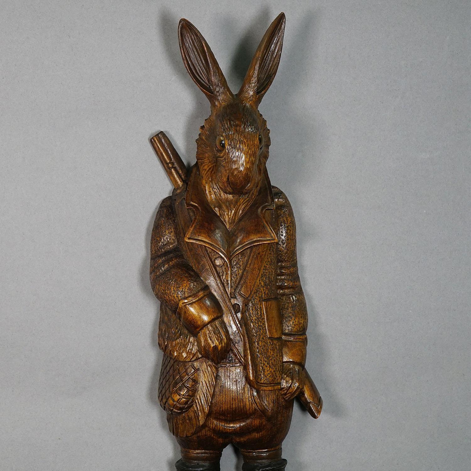 A nice hand carved hunting hare whip holder or coat rack. With genuine chamois horns as hooks. Hand carved in brienz, swizerland circa 1930.

Measures: Width 5.12