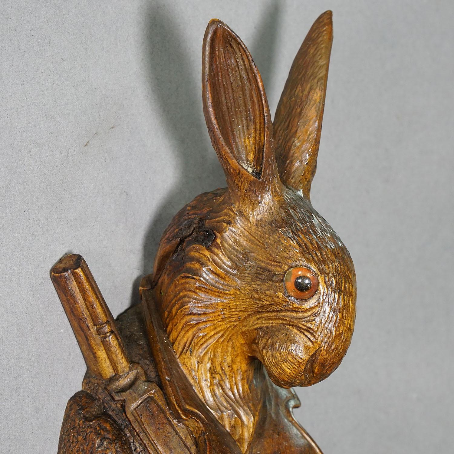 Rustic Carved Wood Hunter Hare Coat Hook In Good Condition In Berghuelen, DE