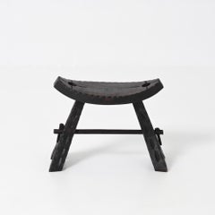 Tabouret rustique en bois sculpté