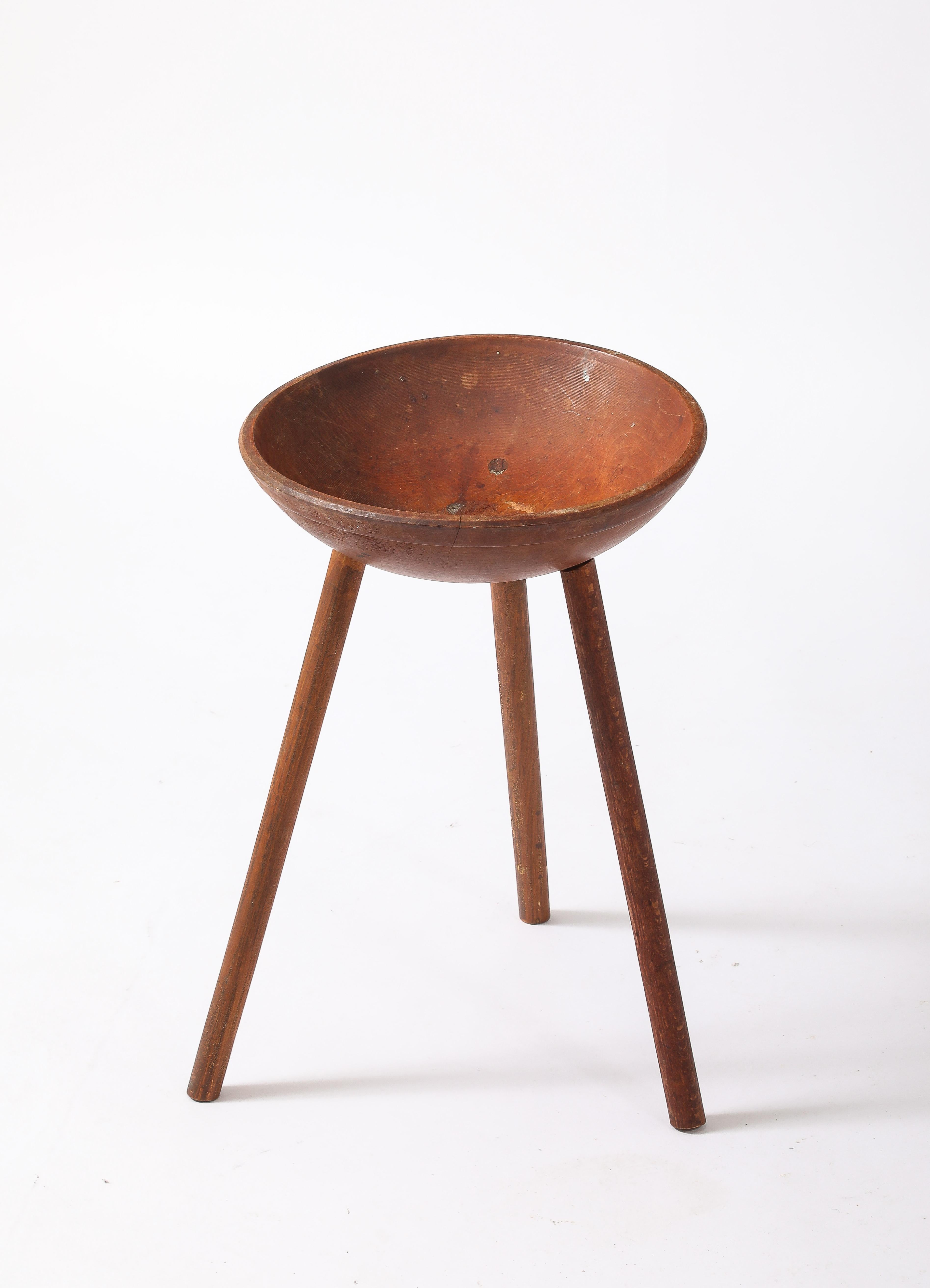 Rustique Catchall rustique sur trois pieds, États-Unis, années 1930 en vente