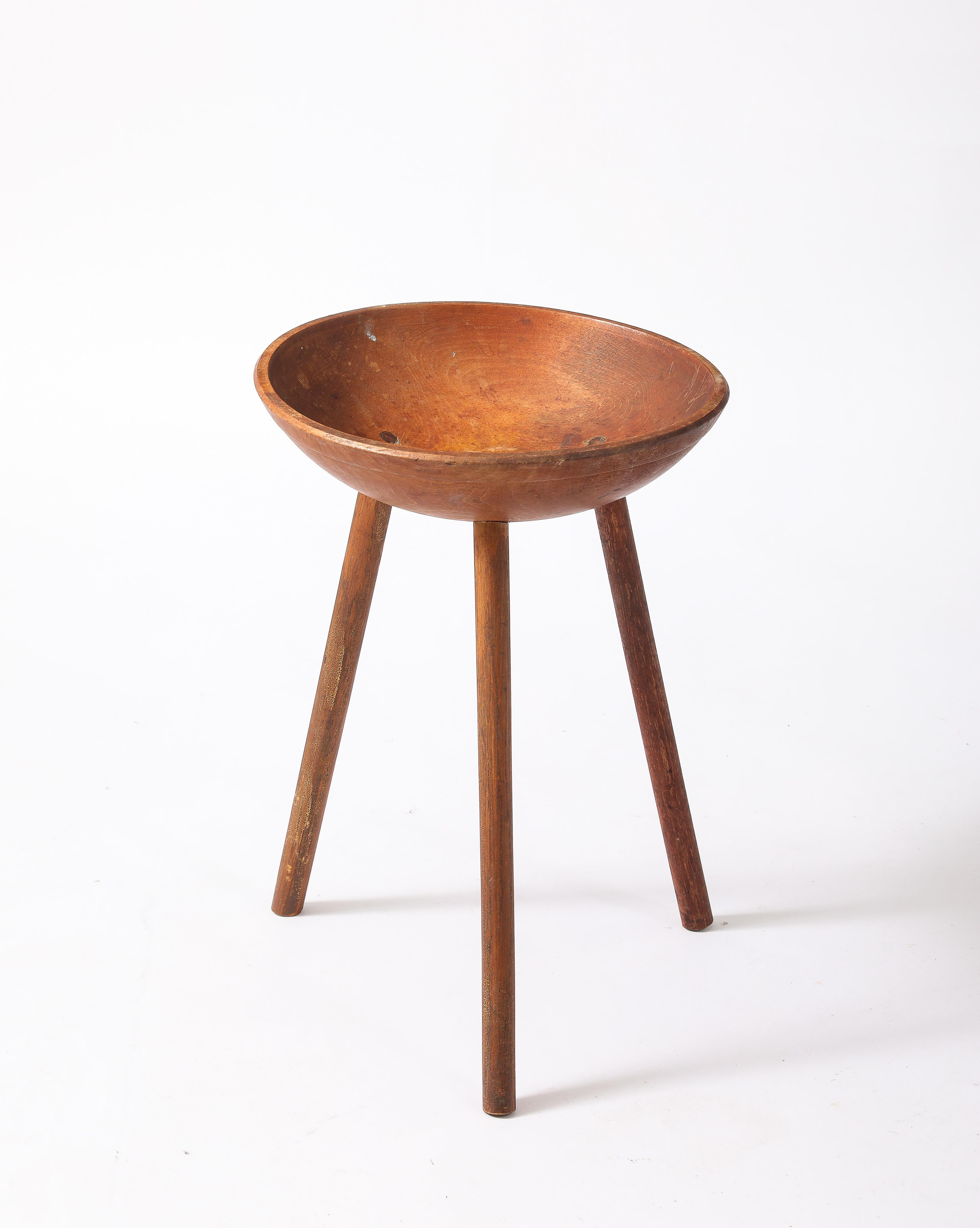 Sculpté Catchall rustique sur trois pieds, États-Unis, années 1930 en vente