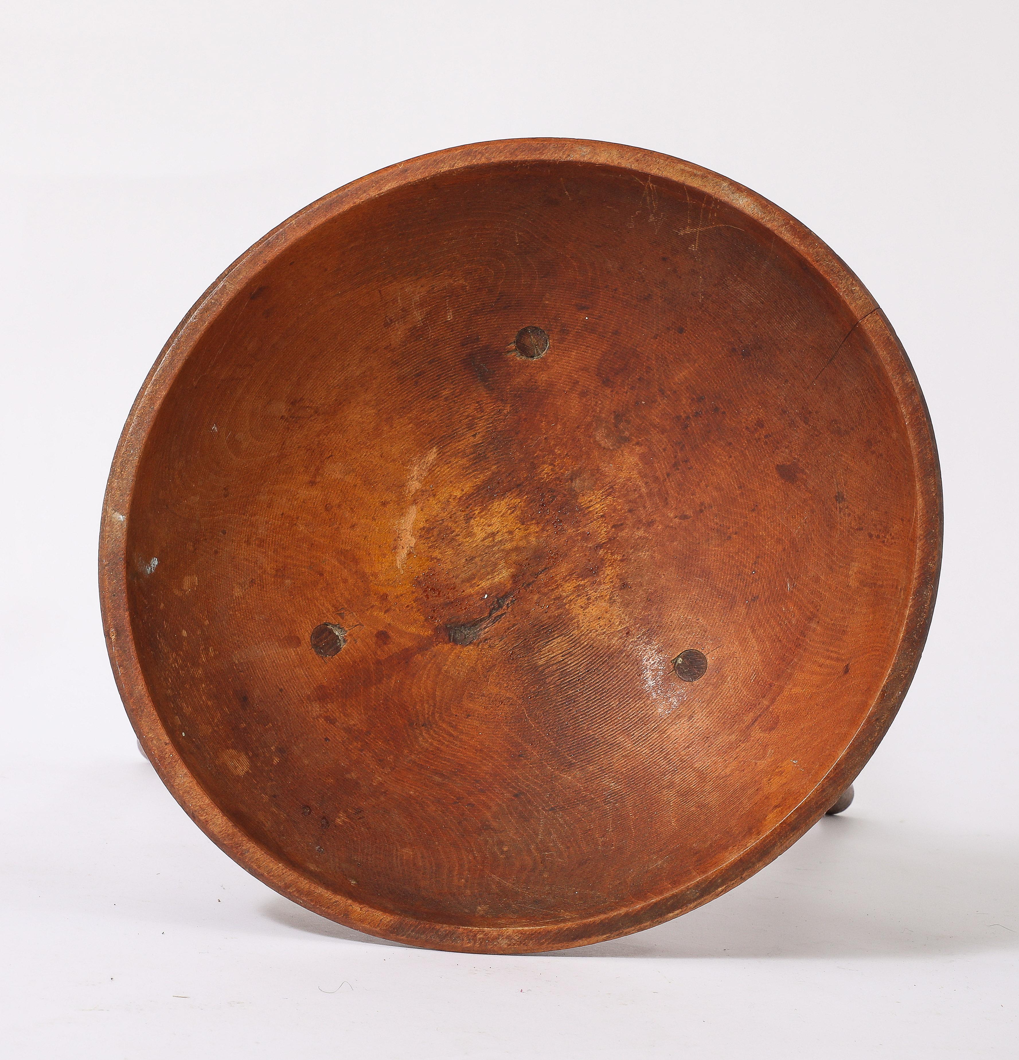Frêne Catchall rustique sur trois pieds, États-Unis, années 1930 en vente
