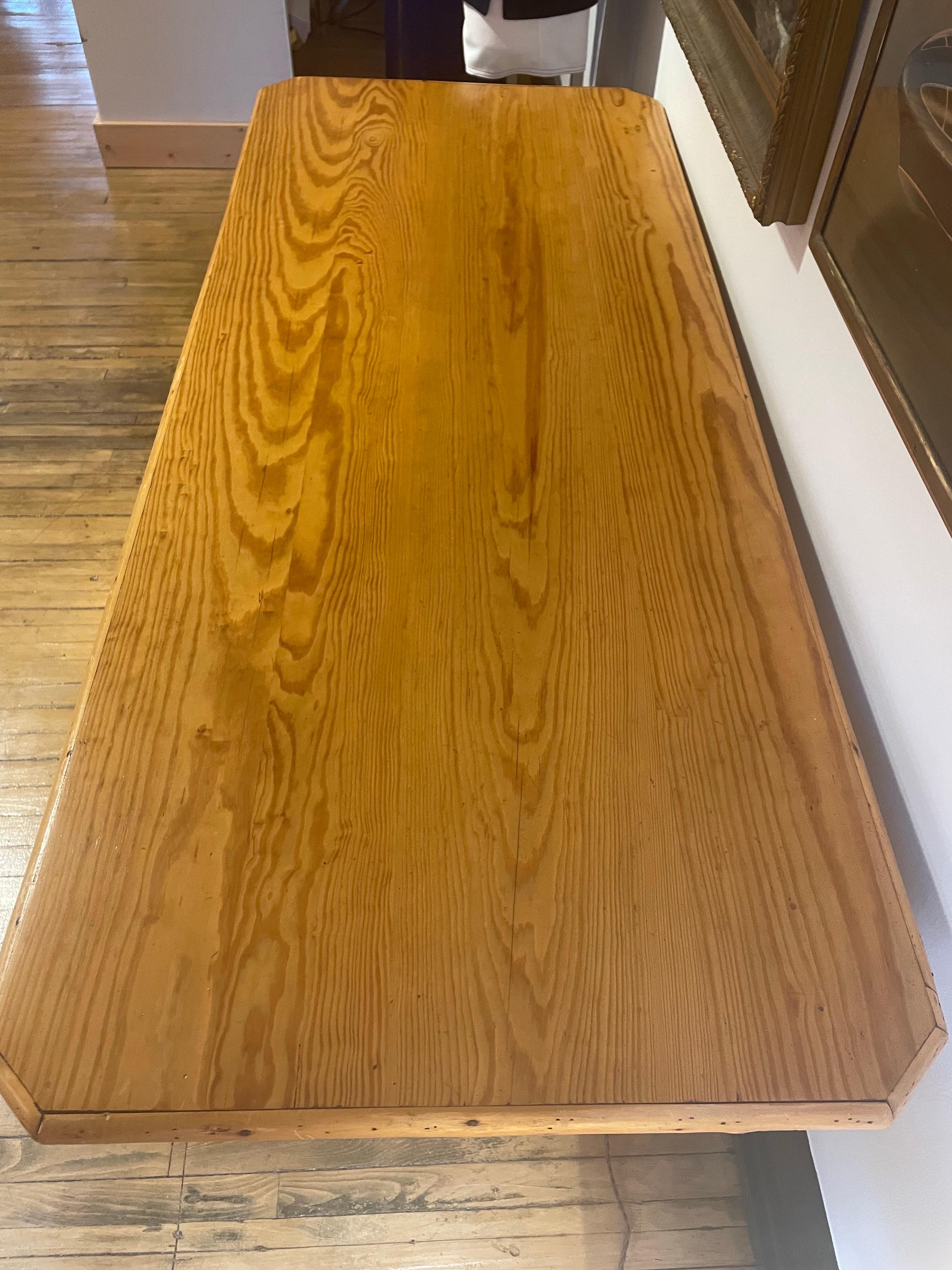 Realizzata con un fascino naturalistico e un'attenta funzionalità, questa scrivania in stile lodge rustico presenta un design costruito a mano che porta l'aria aperta all'interno. Il piano del tavolo è realizzato in legno massiccio con una calda