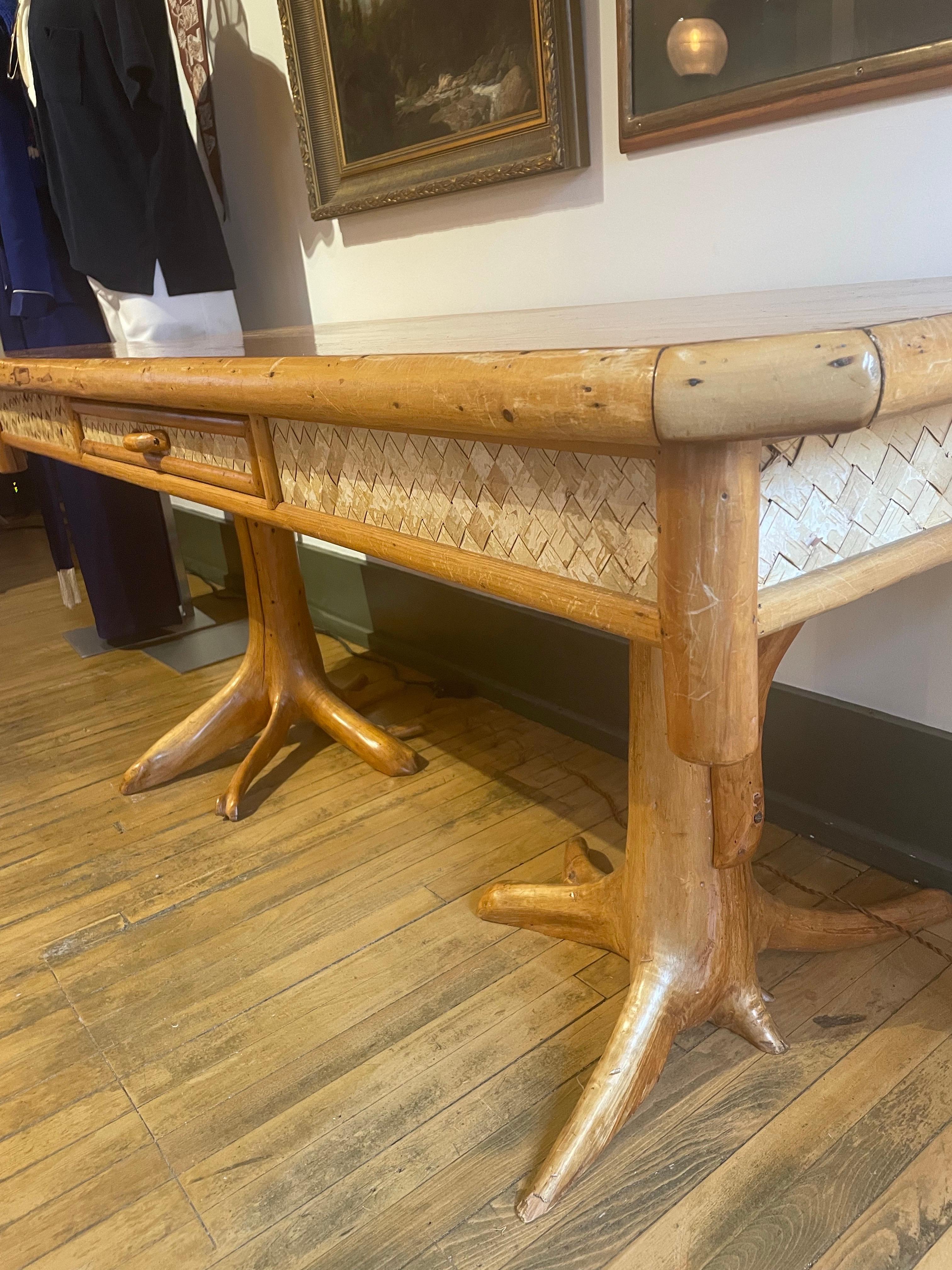 Stile Adirondack Scrivania rustica in cedro con intarsi in corteccia di betulla intrecciata in vendita
