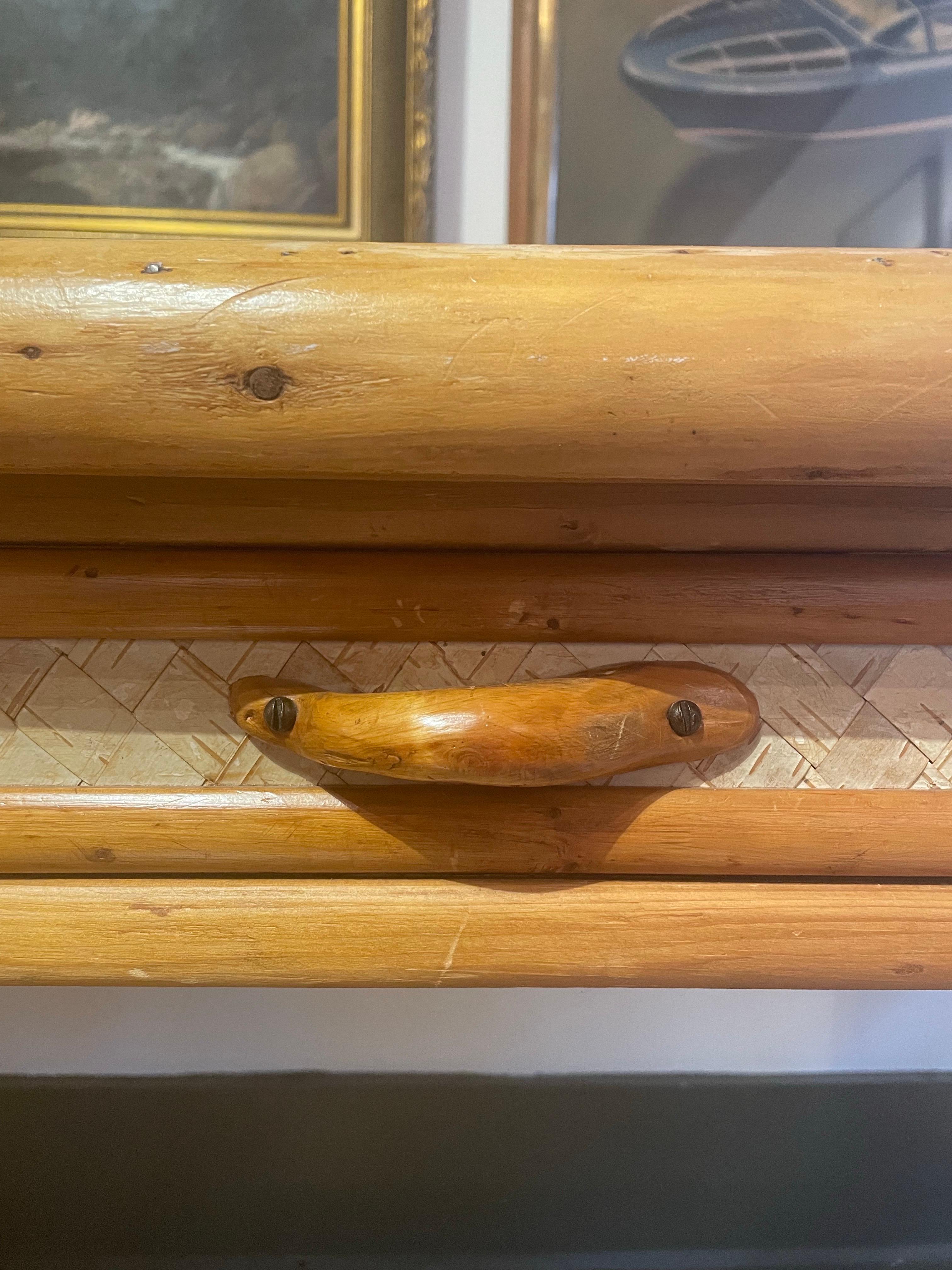Metà XX secolo Scrivania rustica in cedro con intarsi in corteccia di betulla intrecciata in vendita