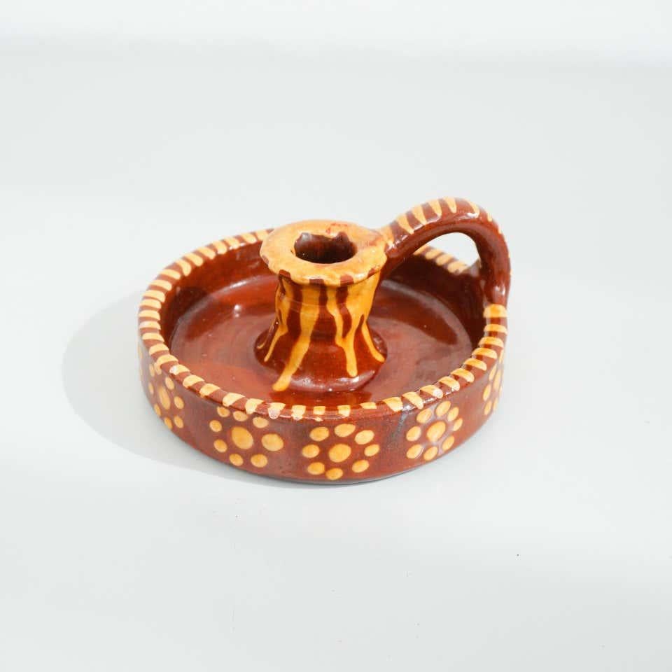 Rustikaler Keramik-Kerzenhalter, um 1960

Originaler Zustand mit geringen alters- und gebrauchsbedingten Abnutzungserscheinungen, der eine schöne Patina aufweist.

MATERIALIEN:
Keramisch.
 
